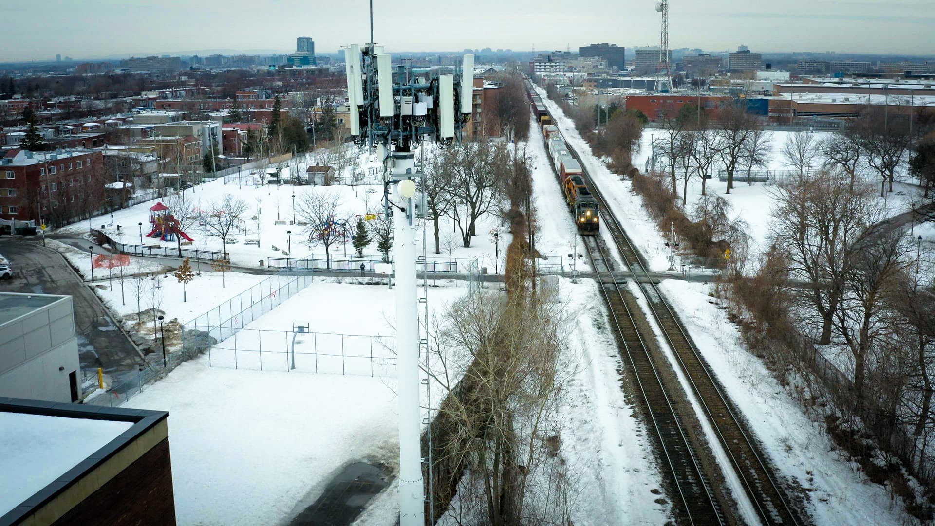 On voit des antennes fabriquées par la compagnie chinoise installées dans Parc-Extension, un quartier de Montréal.