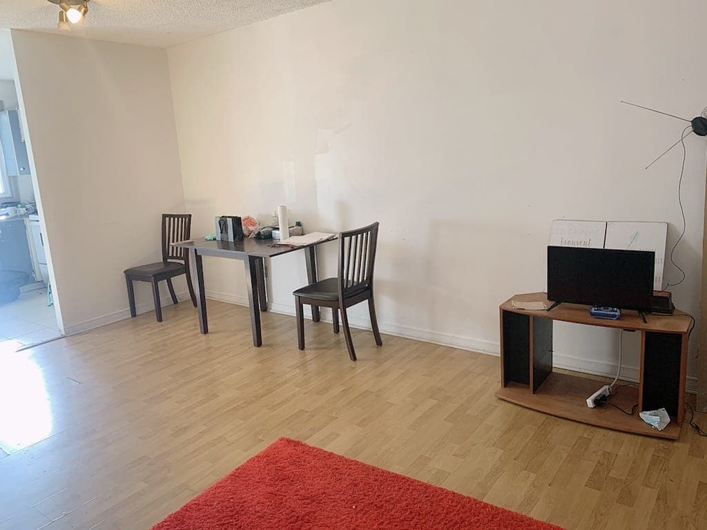 L'intérieur de son appartement 3 et demi. Tous les meubles lui ont été fournis par l'organisme Diogène.