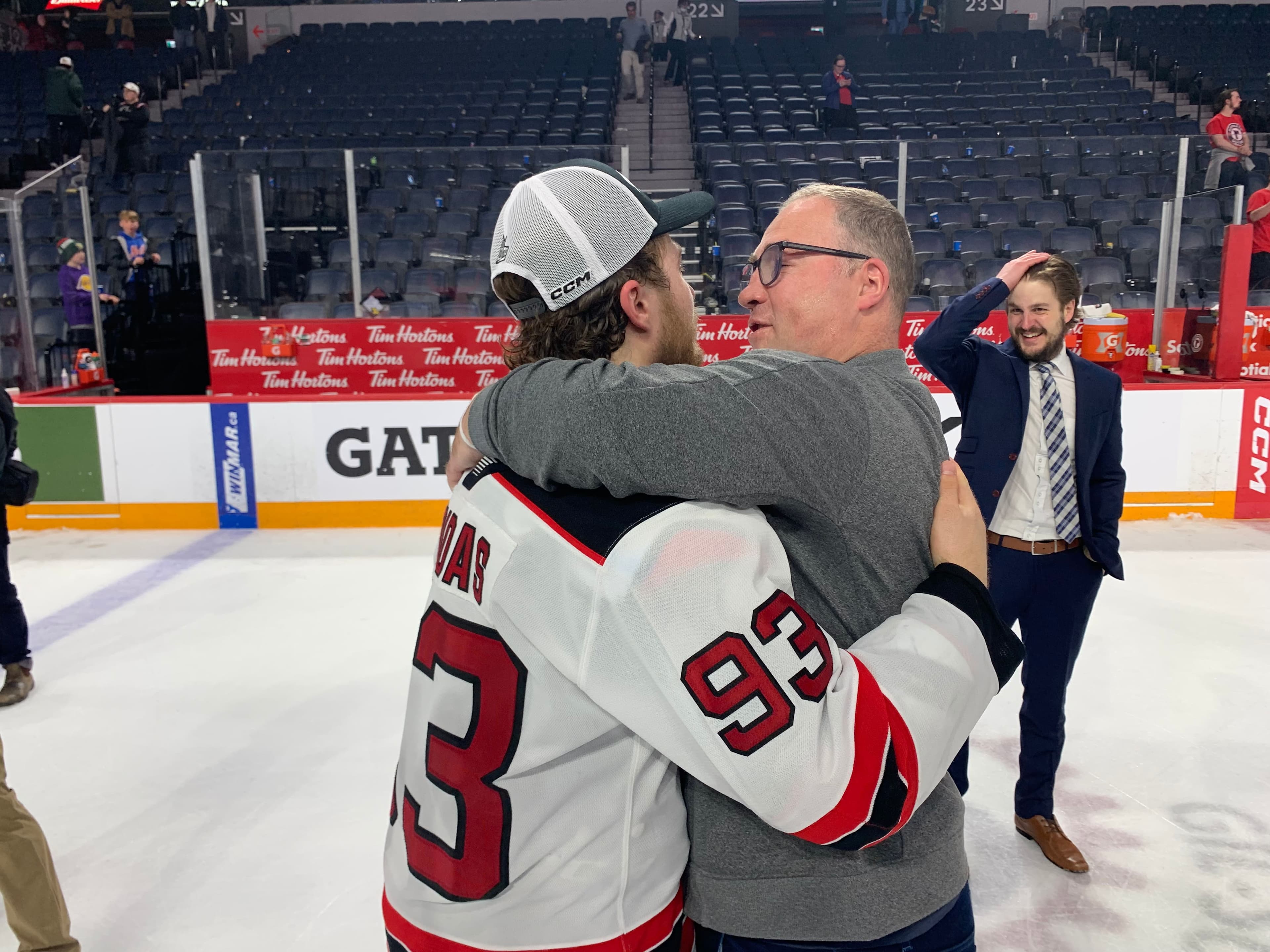 L’attaquant Justin Robidas et son père, Stéphane, se sont longuement étreints sur la patinoire à la suite de la victoire des Remparts.