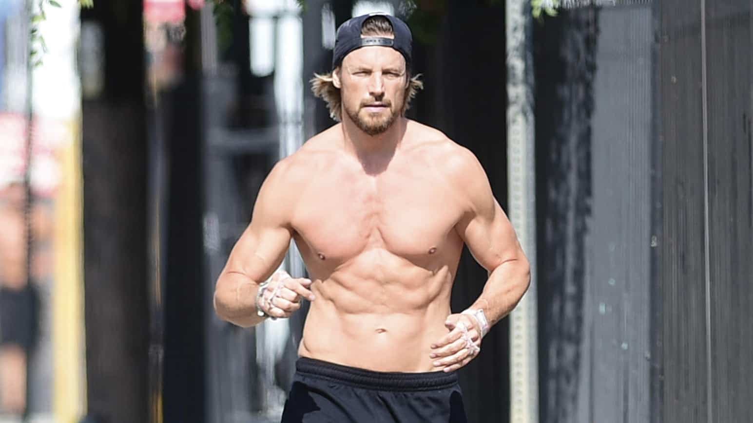 Cet été, Gabriel Aubry serait tombé dans l’œil de la star.