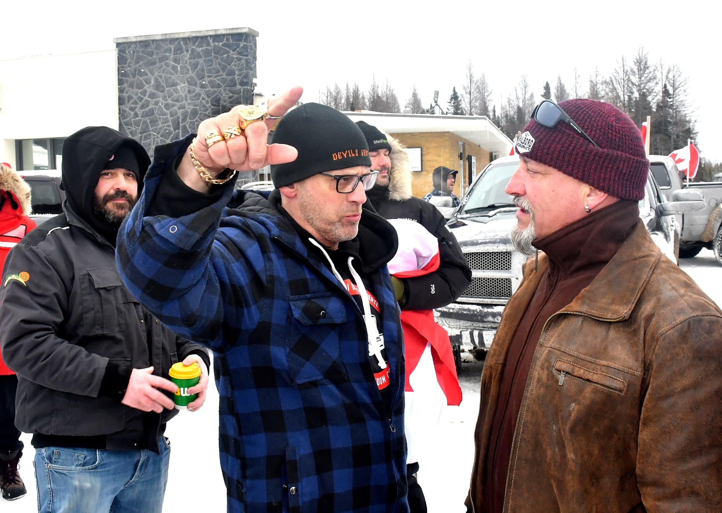 Stéphane Gagnon portait une tuque aux couleurs de sa bande de motards en discutant avec Bernard «Rambo» Gauthier à Saguenay.