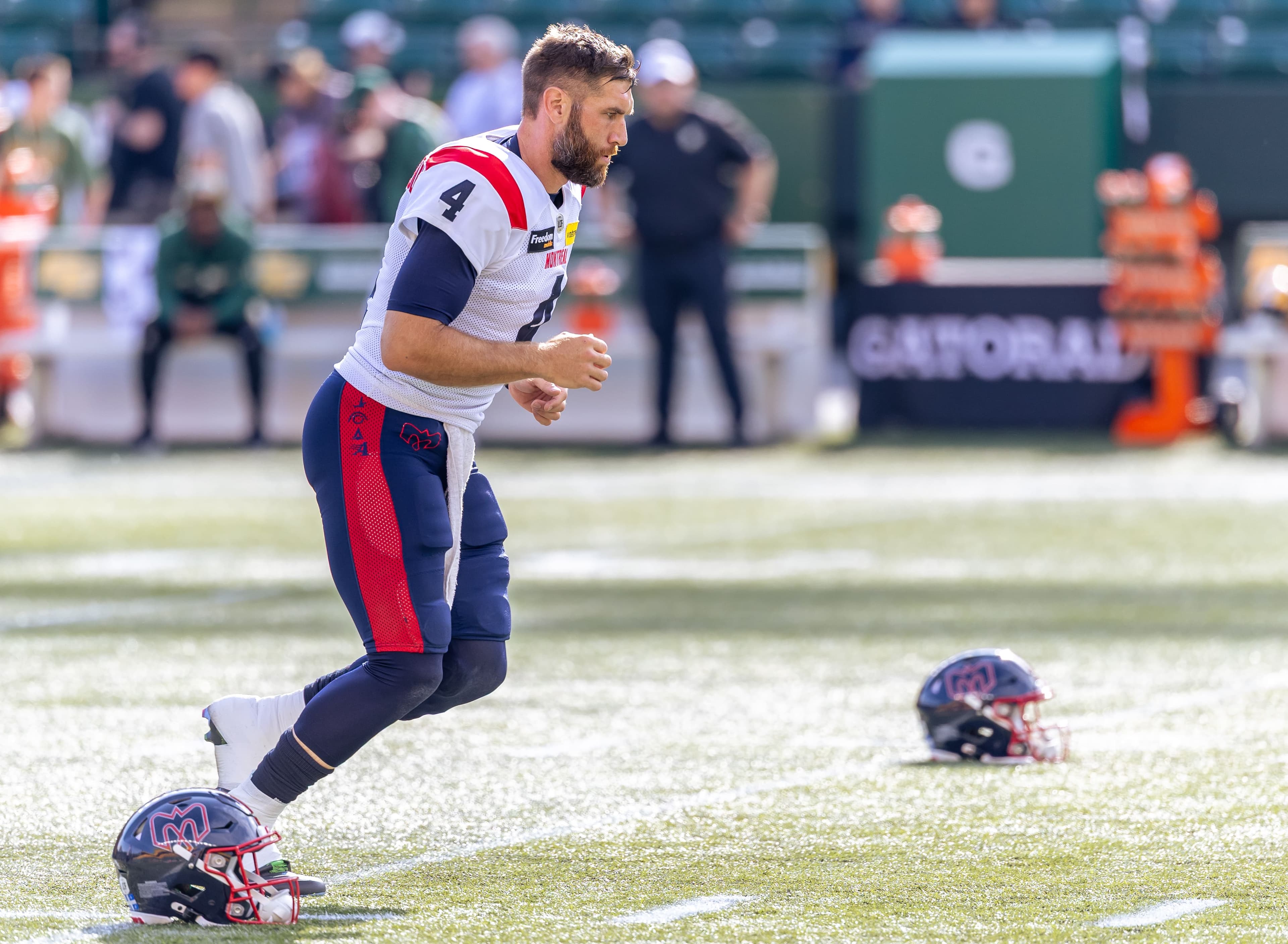 Le vétéran quart-arrière McLeod Bethel-Thompson, durant la période d’échauffement, avant le match entre les Alouettes de Montréal et les Elks, le jeudi 19 juin 2025, à Edmonton.