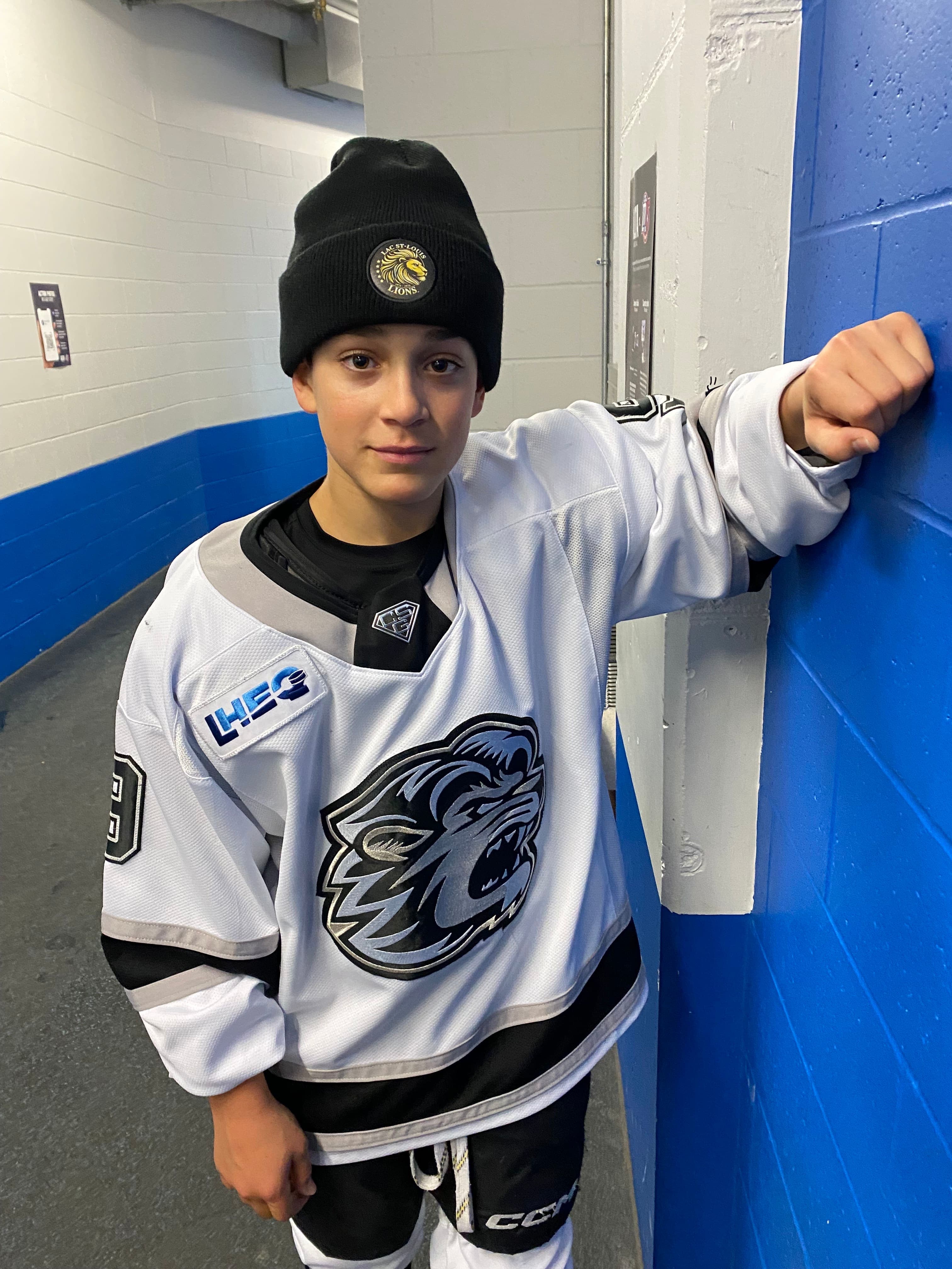 Peter Broccolini, des Lions du Lac St-Louis, participe à la première édition du Tournoi international de hockey M15 du Grand Montréal, le jeudi 12 février 2026, à Laval.