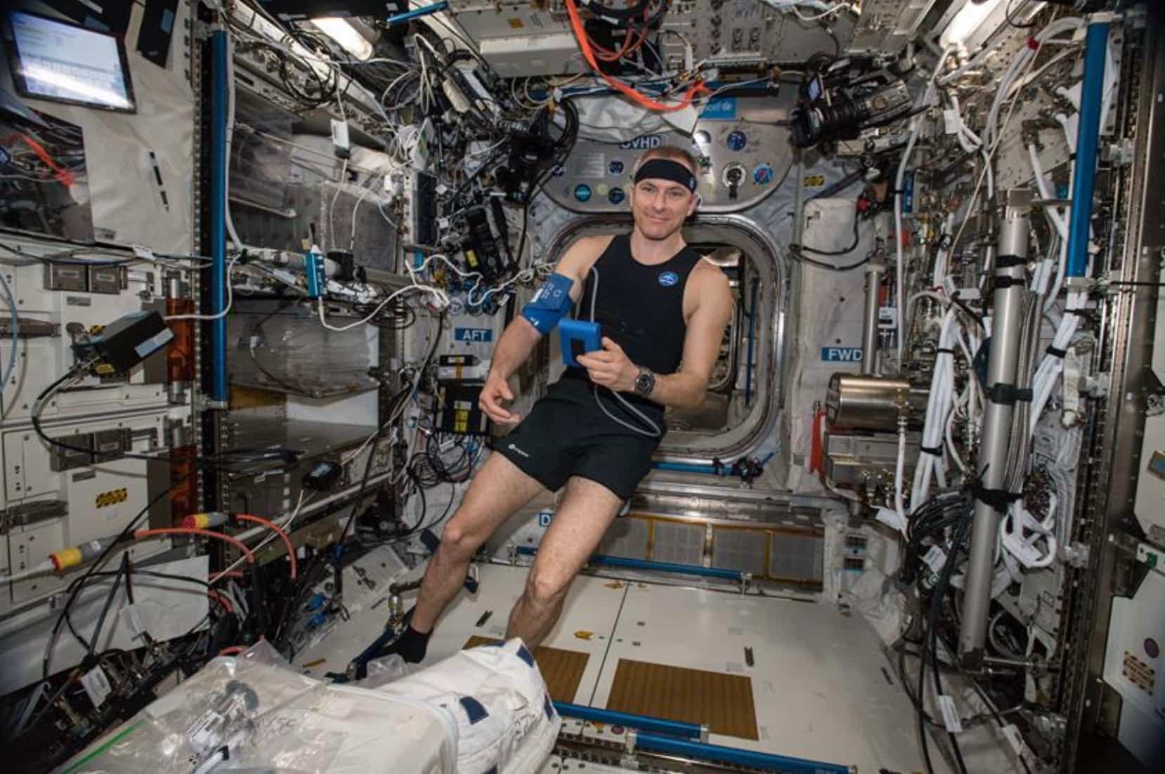 David Saint-Jacques essaie le Bio-Monitor, une nouvelle technologie canadienne, pour la première fois dans l'espace. Le système innovant de chemise intelligente est conçu pour mesurer les signes vitaux, lors de sa mission de 204 jours, décembre 2018 à juin 2019.