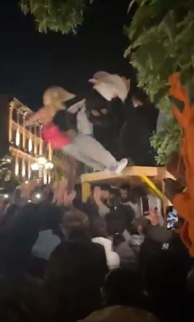 Les fêtards agglutinés et souvent sans masque se sont adonnés à toutes sortes de culbutes, le samedi soir 29 mai 2021, sur la place Jacques-Cartier dans le Vieux-Montréal.