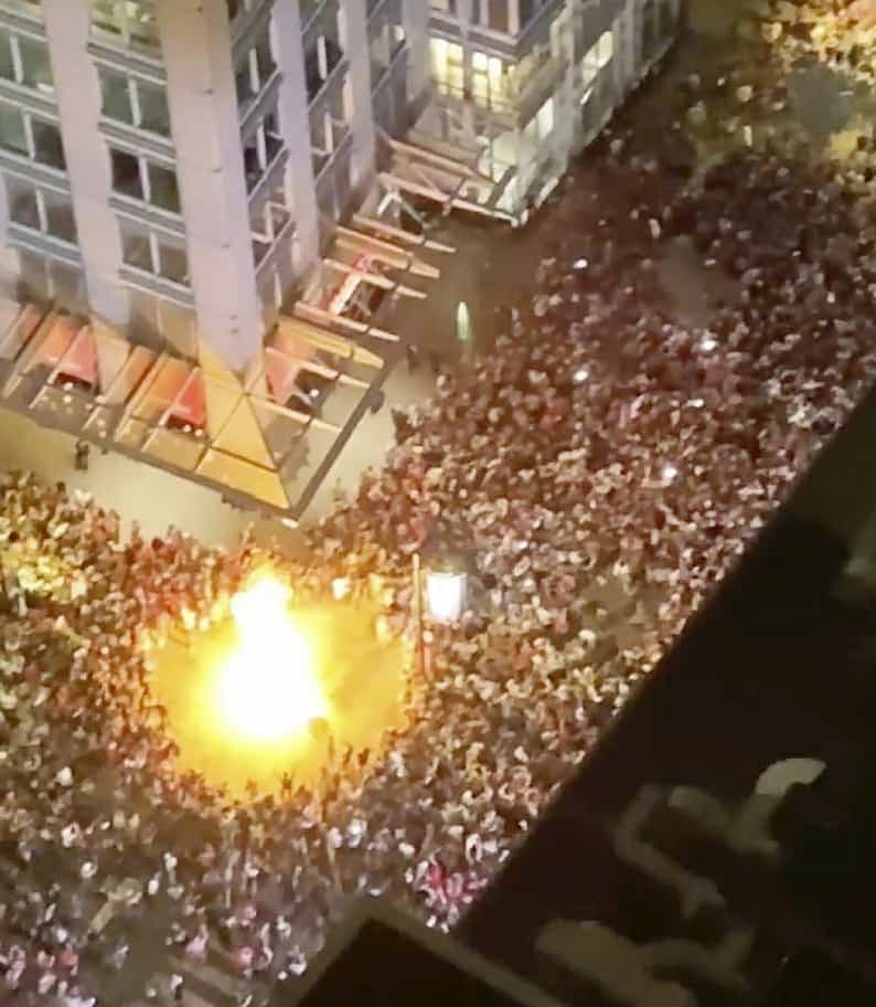 Début de l’importante explosion au cœur de la foule.