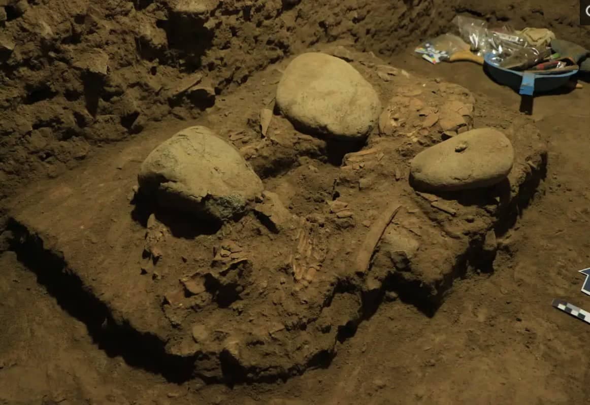 Sépulture d'une chasseuse-cueilleuse toaléenne datée d'il y a 7 200 ans. Bessé’ avait 17-18 ans au moment de son décès.