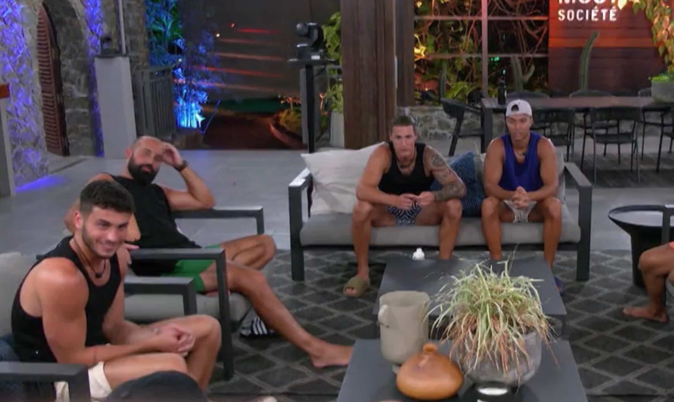 De nombreux fans de l'émission ont dénoncé l'attitude du trio formé par Philippe, Isaack et Félix envers Jonathan (sur la photo).