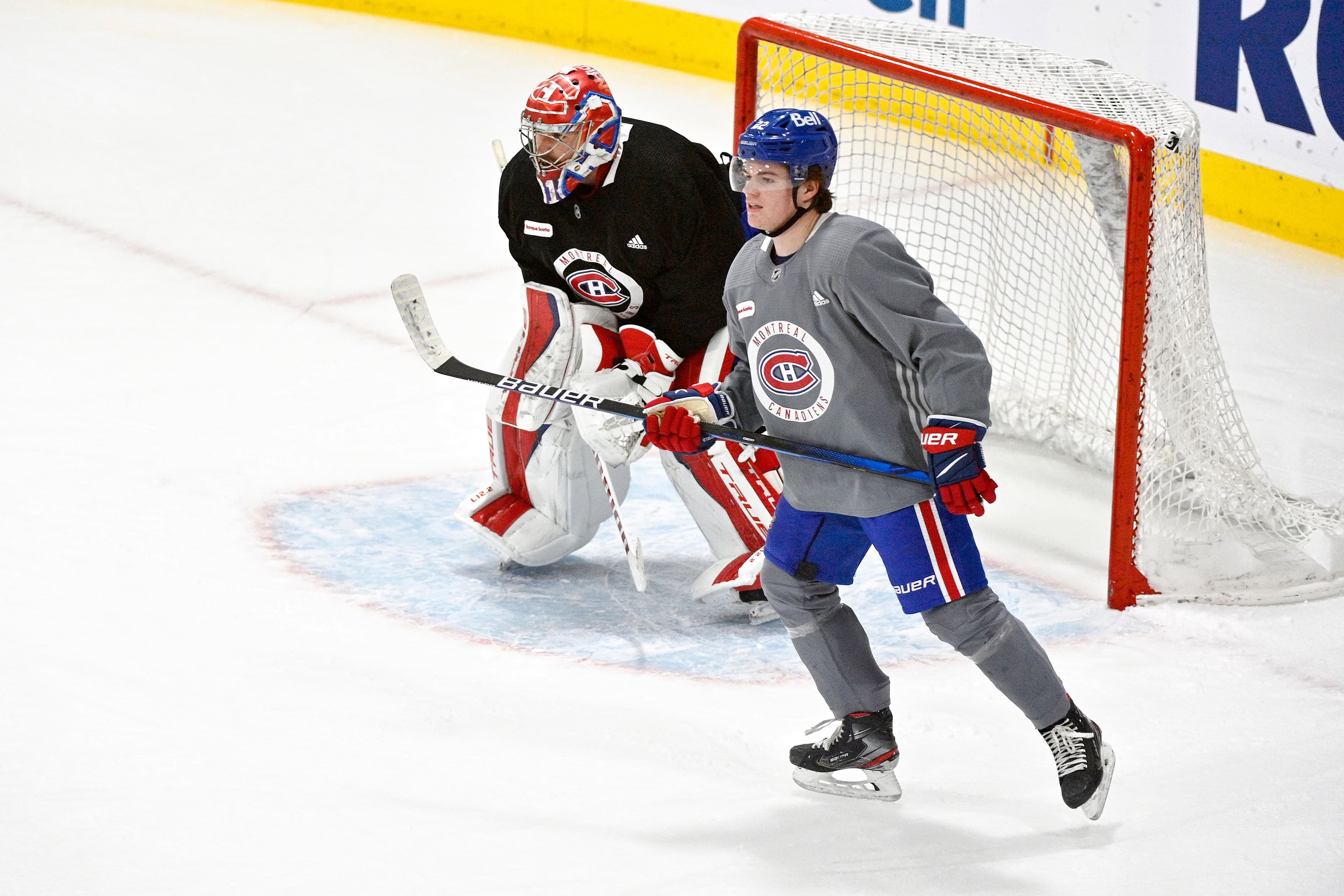 À l’entraînement samedi dernier, Cole Caufield, devant Carey Price, portait un chandail gris destiné aux réservistes.