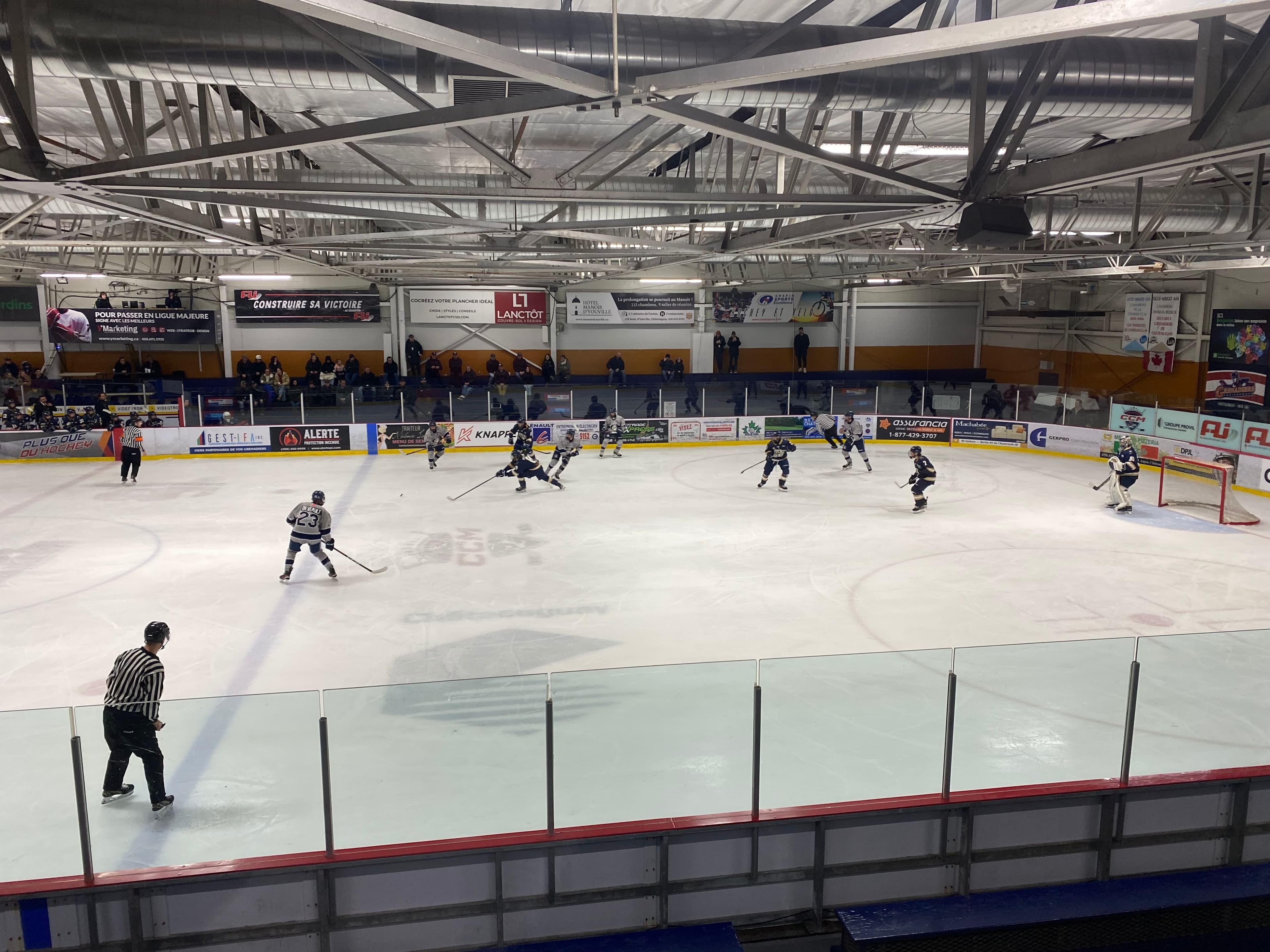 Châteauguay accueillait le Challenge CCM, le samedi 14 décembre 2024. Ce tournoi, dont la finale est prévue dimanche, rassemble les équipes de la Ligue de développement du hockey M18 AAA.