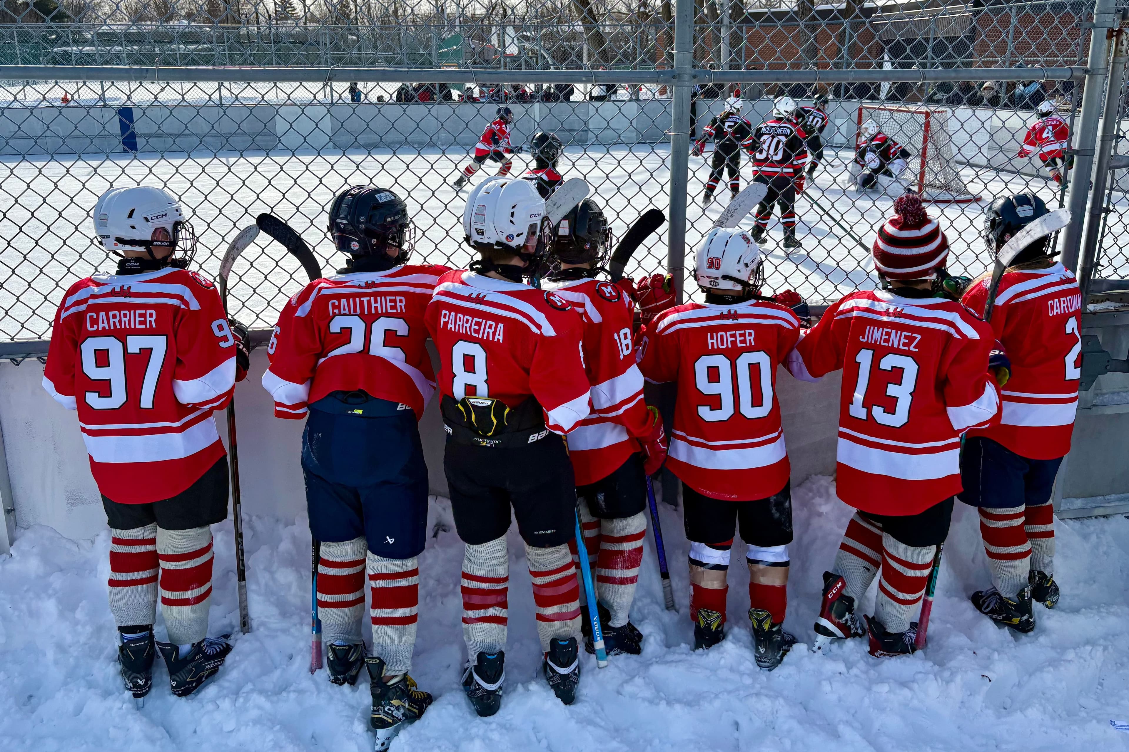 Les jeunes des équipes de hockey de Saint-Lambert et de Marblehead, aux États-Unis, étaient rassemblés, le samedi 15 février 2025 au parc Préville, pour une Classique hivernale disputée dans le cadre d'un échange culturel entre ces formations.