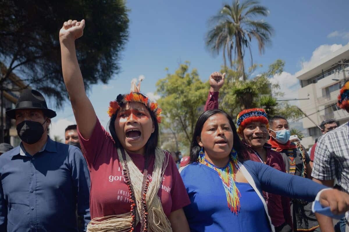 Des autochtones d'Amazonie protestent contre un décret gouvernemental encourageant l'exploitation pétrolière en Amazonie équatorienne, à Quito.