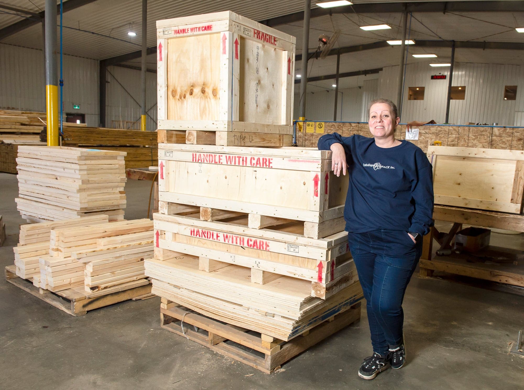 Martine Mérette, dans les installations de Logipak, à Saint-Roch-de-l’Achigan. Elle estime que, dans la conjoncture, les employés ont le gros bout du bâton.