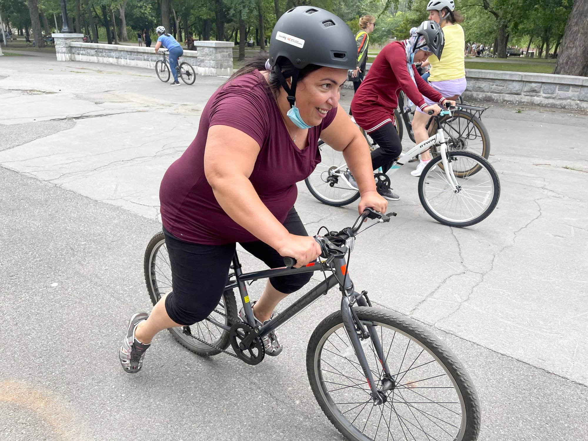 Sur son vélo à une pédale, Amal Aissou s’exerce à « démarrer ». Elle prend visiblement du plaisir à cet entraînement.