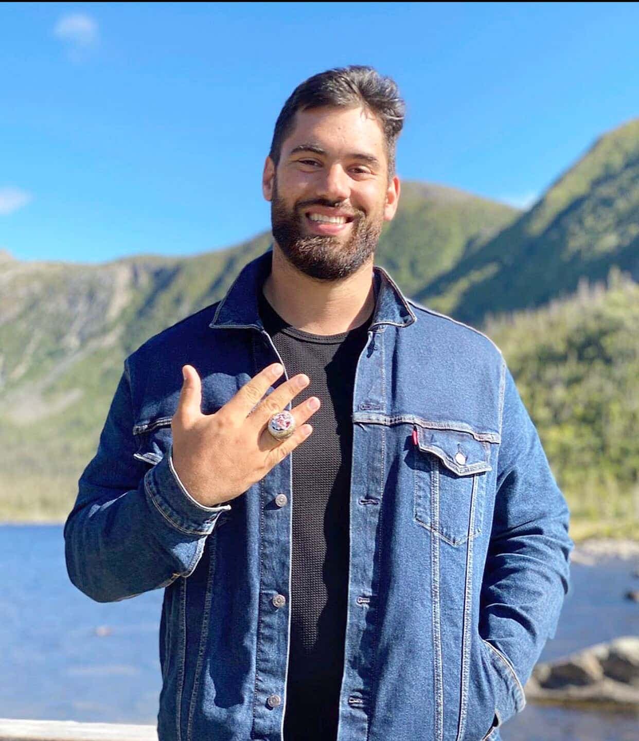 Le garde des Chiefs a reçu sa bague de champion du Super Bowl lors de ses vacances en Gaspésie.
