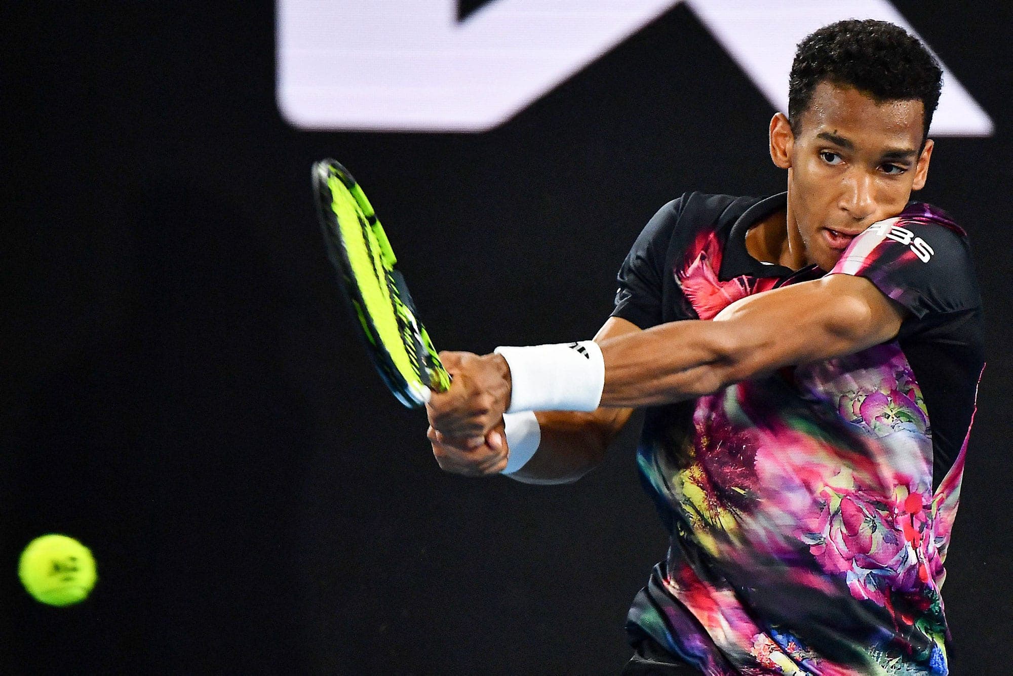 Félix Auger-Aliassime retourne une balle à son adversaire Alex Molcan lors du match qu’il a remporté en cinq sets, ce mercredi.