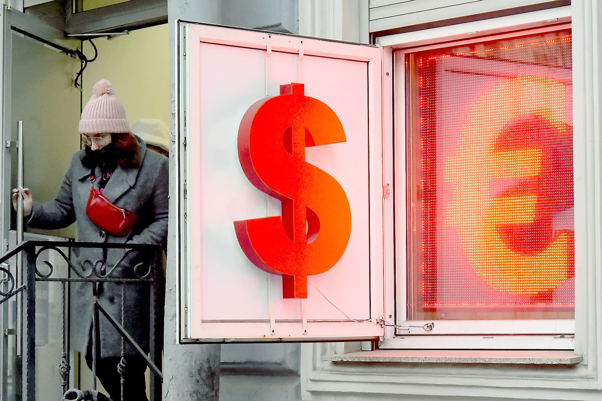 Il fallait 110 roubles pour obtenir un dollar américain à Moscou mercredi, un record pour la devise russe qui ne cesse de chuter depuis le début du conflit en Ukraine.