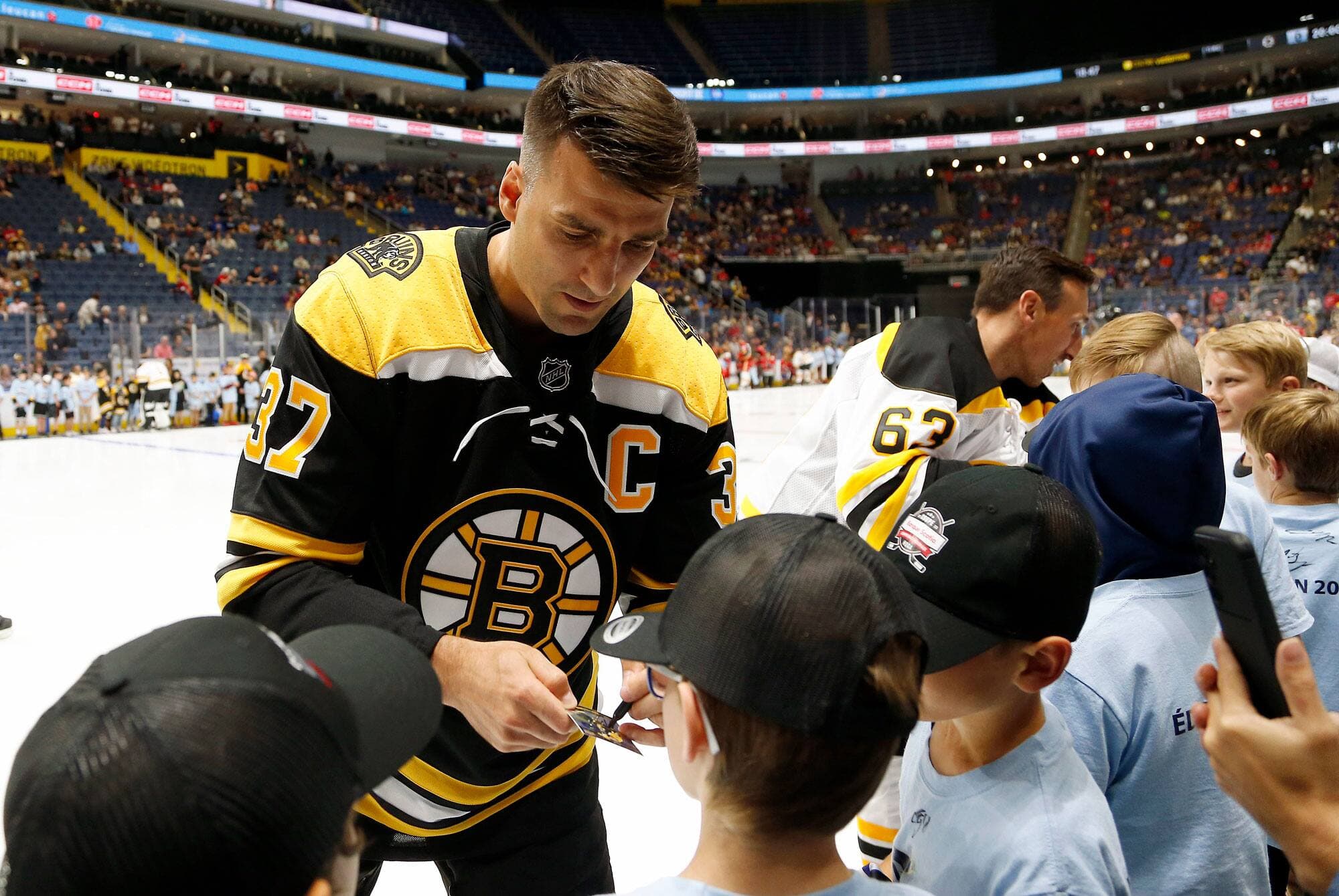 Patrice Bergeron a pris le temps de signer plusieurs autographes pour les jeunes partisans, ce jeudi, avant le match du Pro-Am Gagné-Bergeron.