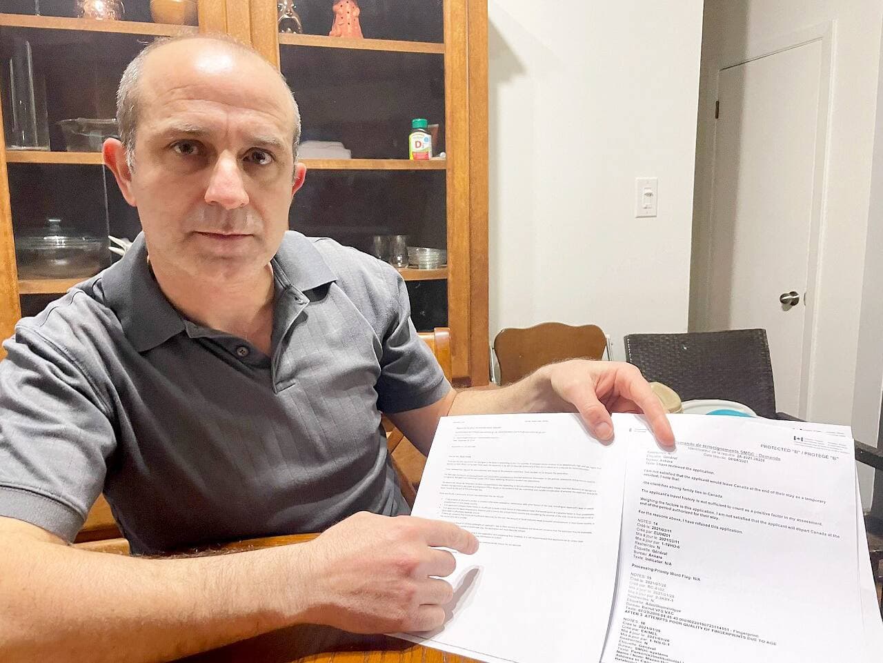 Mazen Hotait s’est fait répondre en anglais par Immigration Canada. Il a ensuite fait une demande d’accès à l’information et a découvert que même l’agent qui l’avait interrogé en français avait pris sa trentaine de pages de notes en anglais.