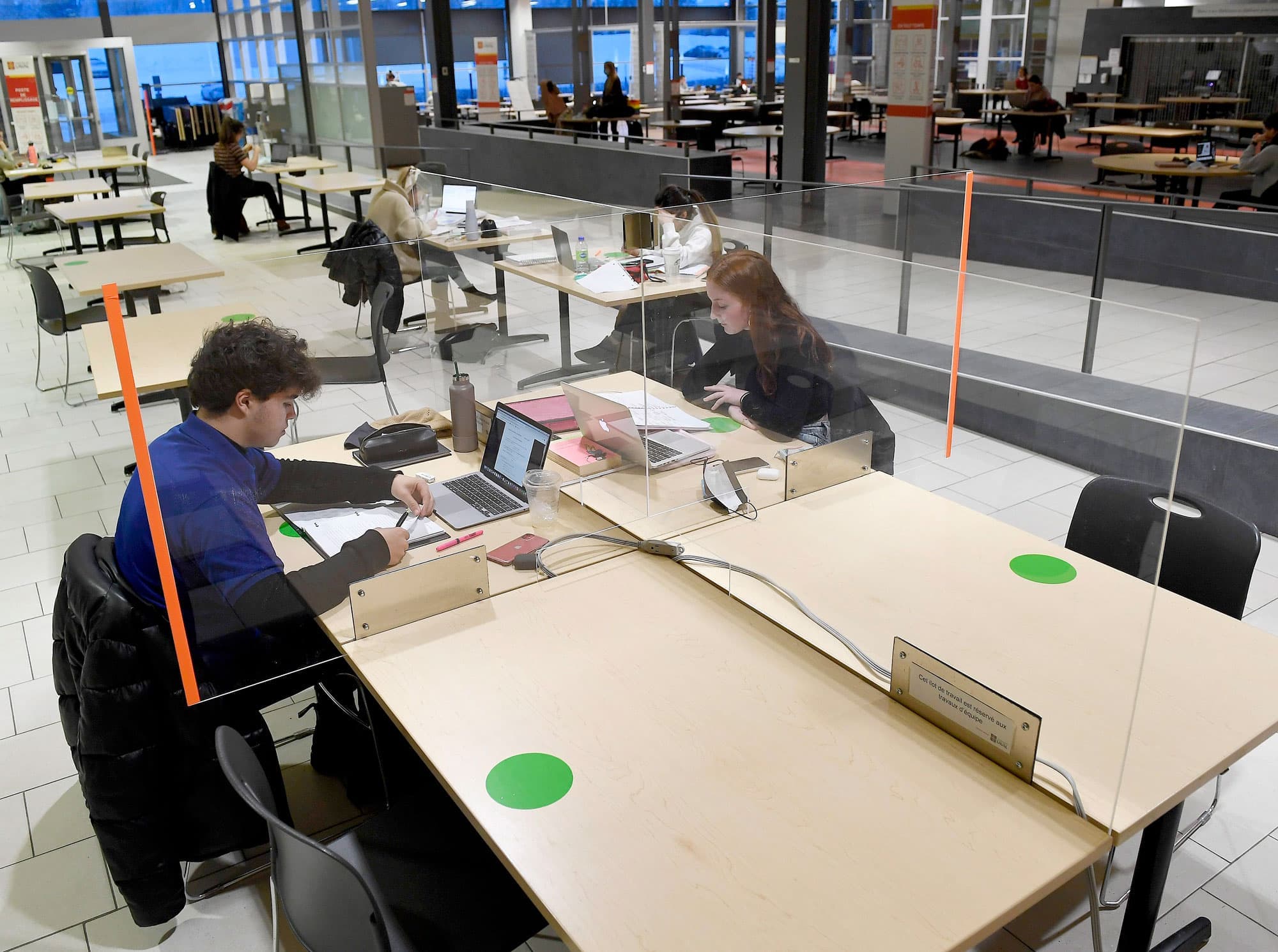 En début d’année, l’Université Laval avait aménagé des postes de travail pour protéger de la COVID.