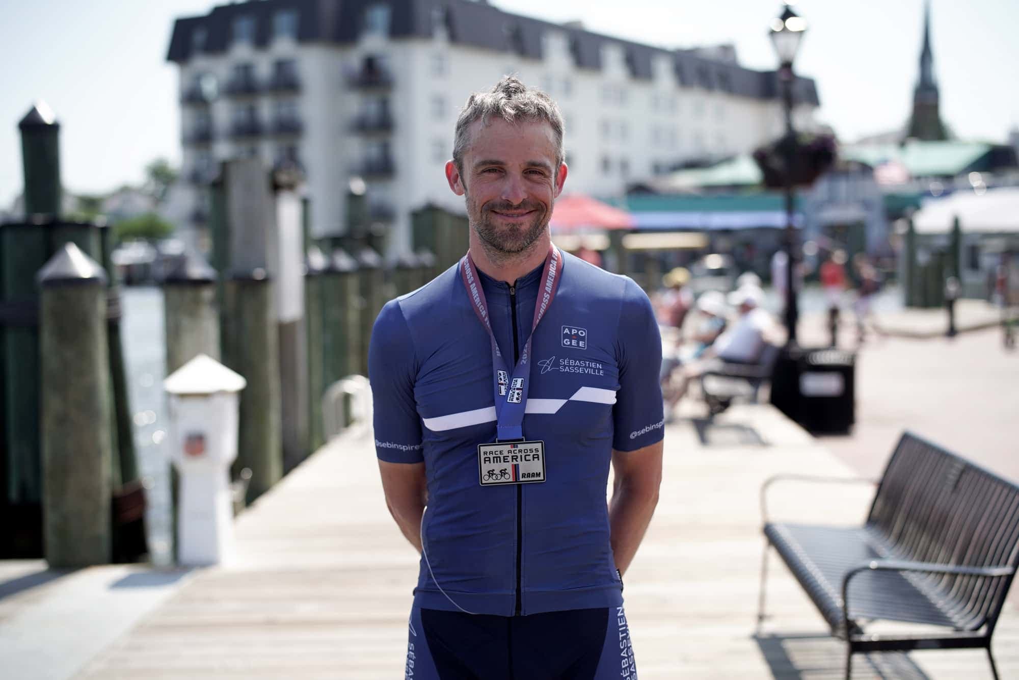 Sébastien Sasseville avec la médaille au cou, après avoir franchi la ligne d’arrivée de l’épreuve Race Across America.