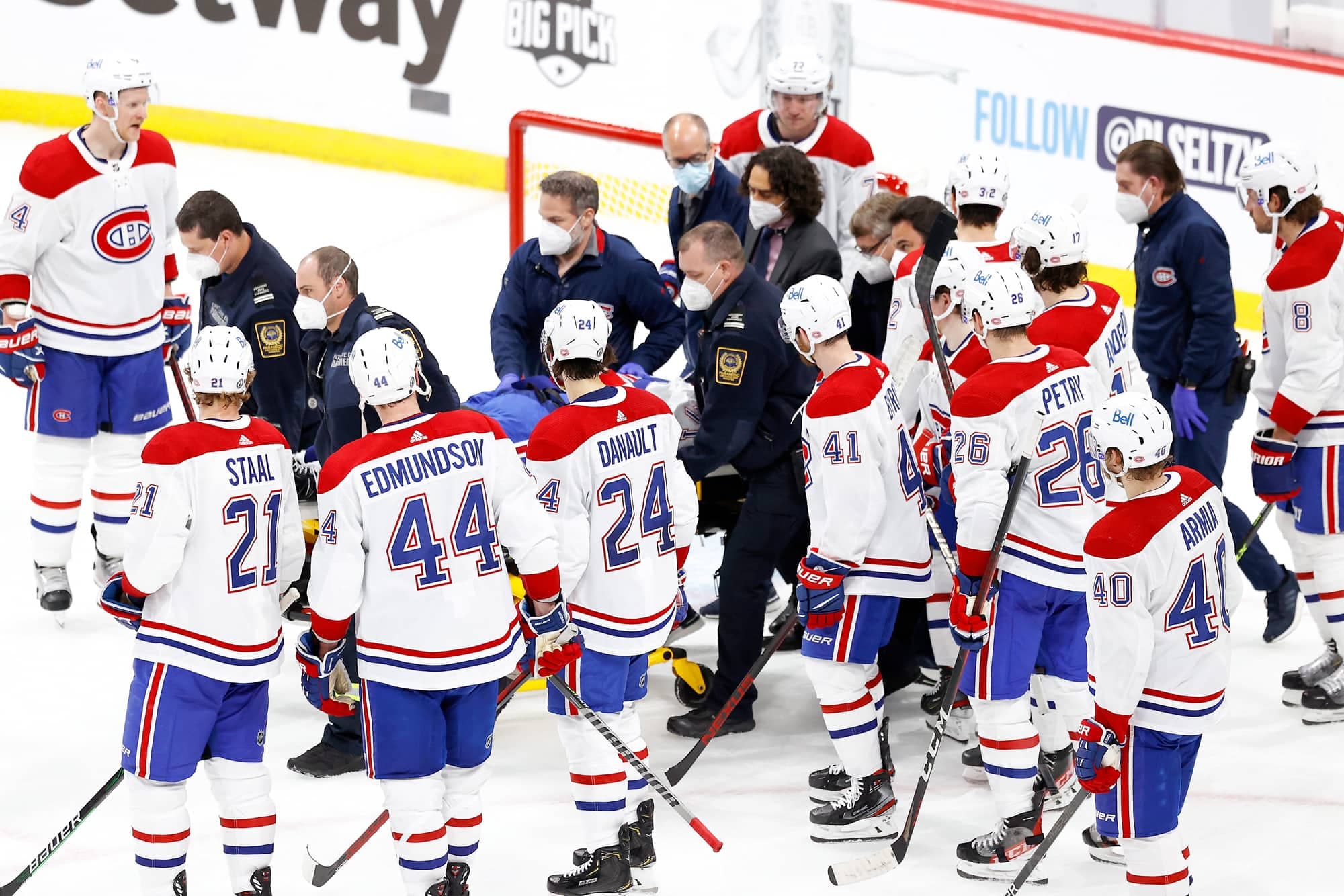 Le personnel médical et les joueurs du Canadien se sont regroupés autour de la civière occupée par Jake Evans, mercredi soir, à Winnipeg.