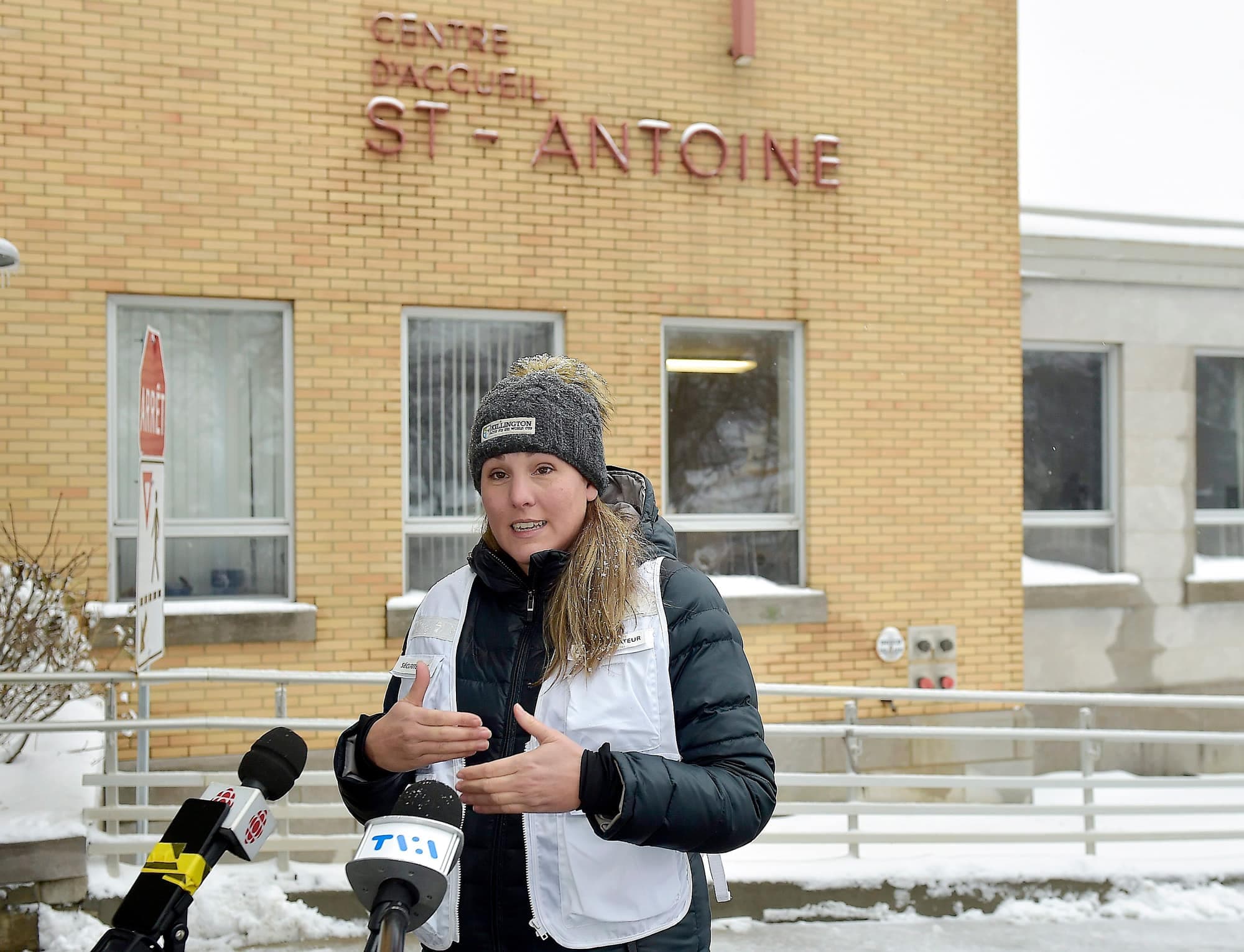 Patricia McKinnon, de la sécurité civile du CIUSSS de la Capitale-Nationale, a rencontré les médias dimanche devant le CHSLD Saint-Antoine, à Québec.