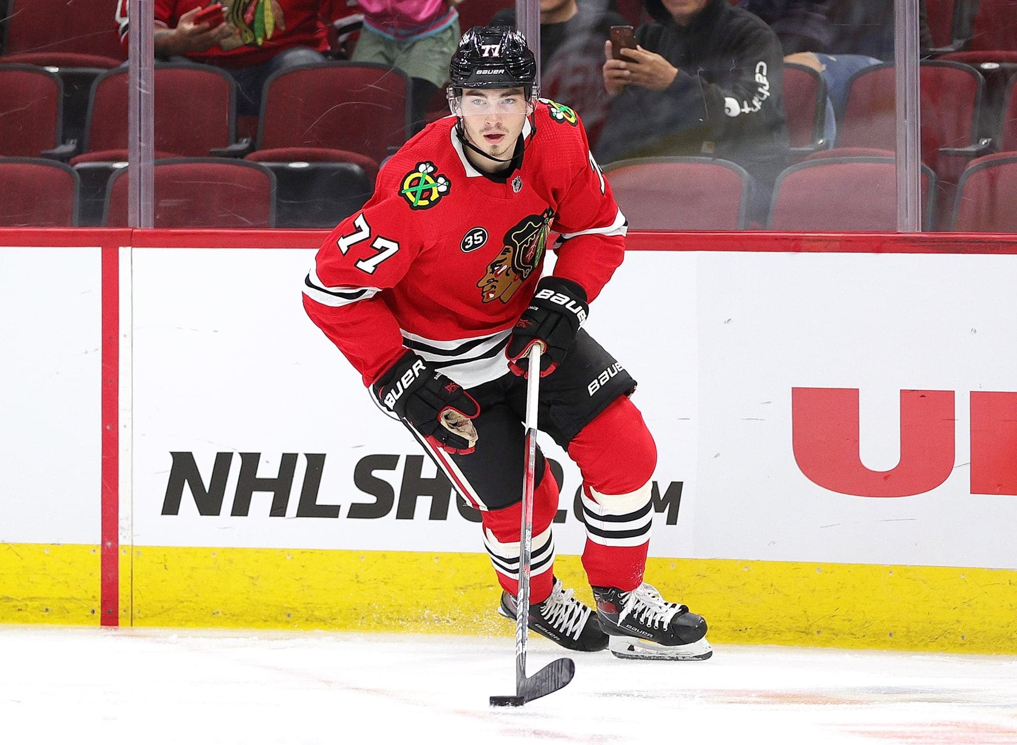 Kirby Dach contrôlant la rondelle lors d’un match contre les Red Wings de Detroit en septembre 2021.
