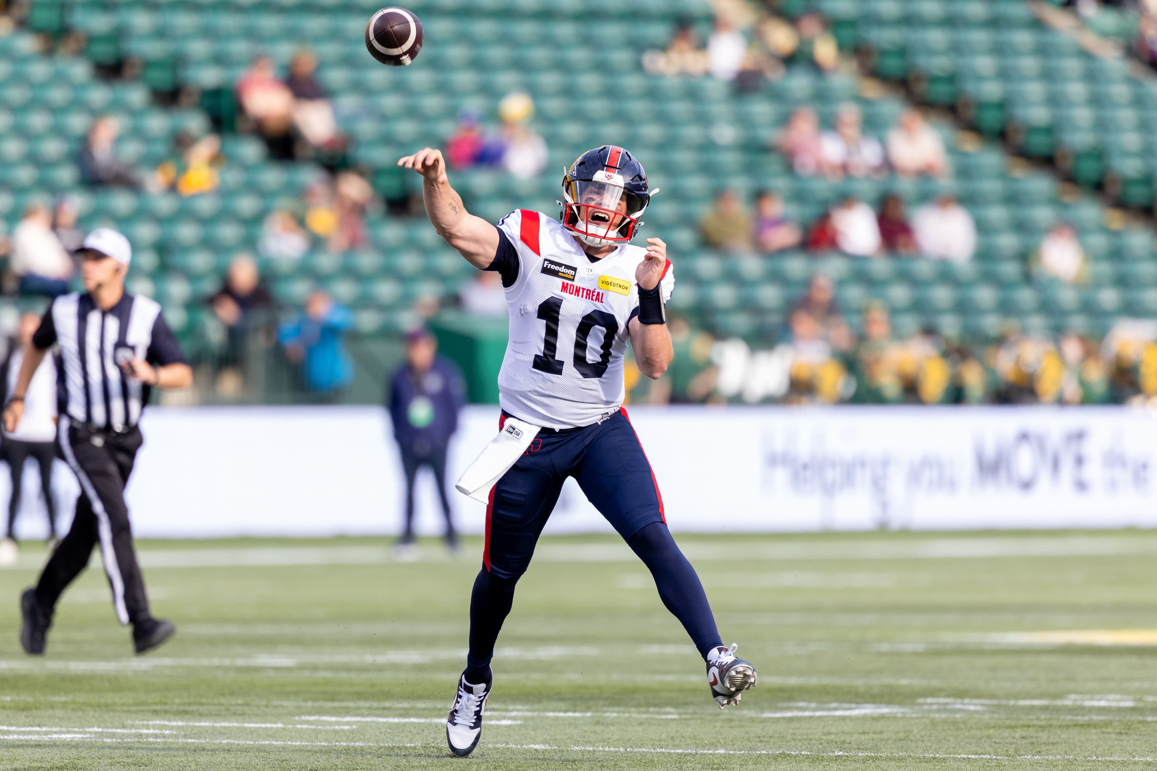 Le quart-arrière Davis Alexander, en action, lors du match du jeudi 19 juin 2025, à Edmonton, entre les Alouettes de Montréal et les Elks.