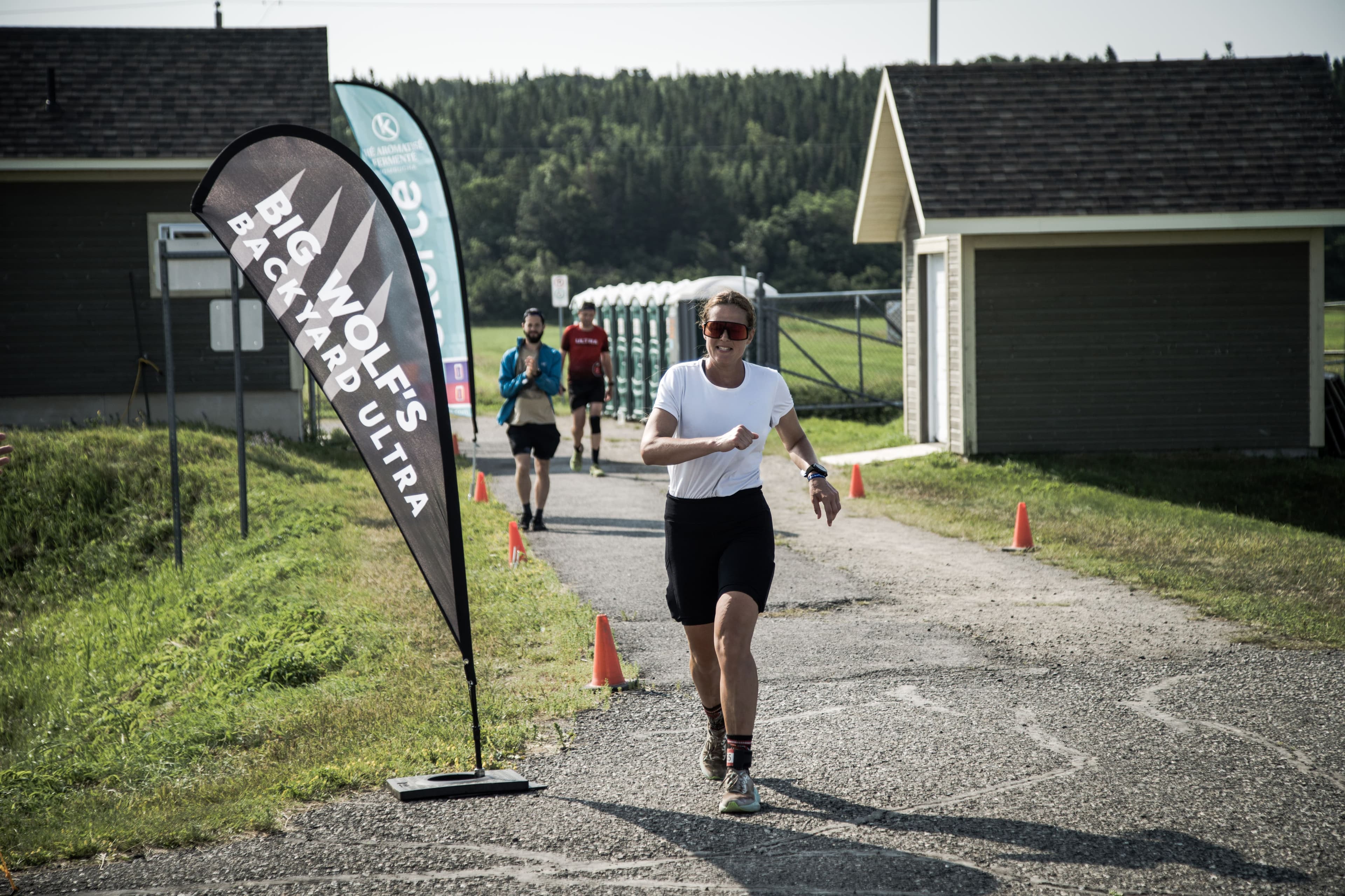 La coureuse québécoise de 38 ans Stéphanie Simpson a participé à la compétition d'endurance Big Wolf's Backyard Ultra à Cacouna, dans le Bas-Saint-Laurent, durant le week-end du 13 au 14 juillet 2024.