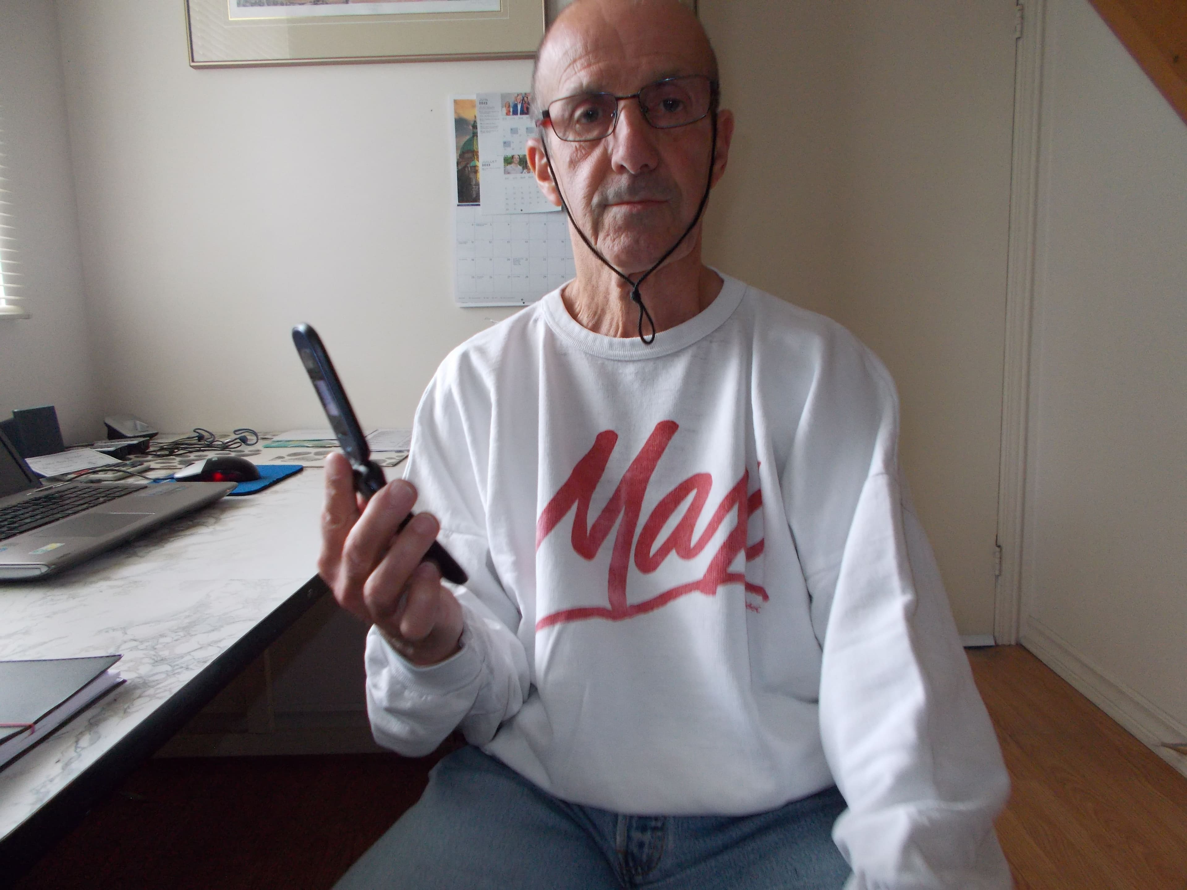 Max Roujeon, un retraité de 76 ans, trouve que les rabais offerts seulement sur les téléphones intelligents sont «restrictifs et discriminatoires».