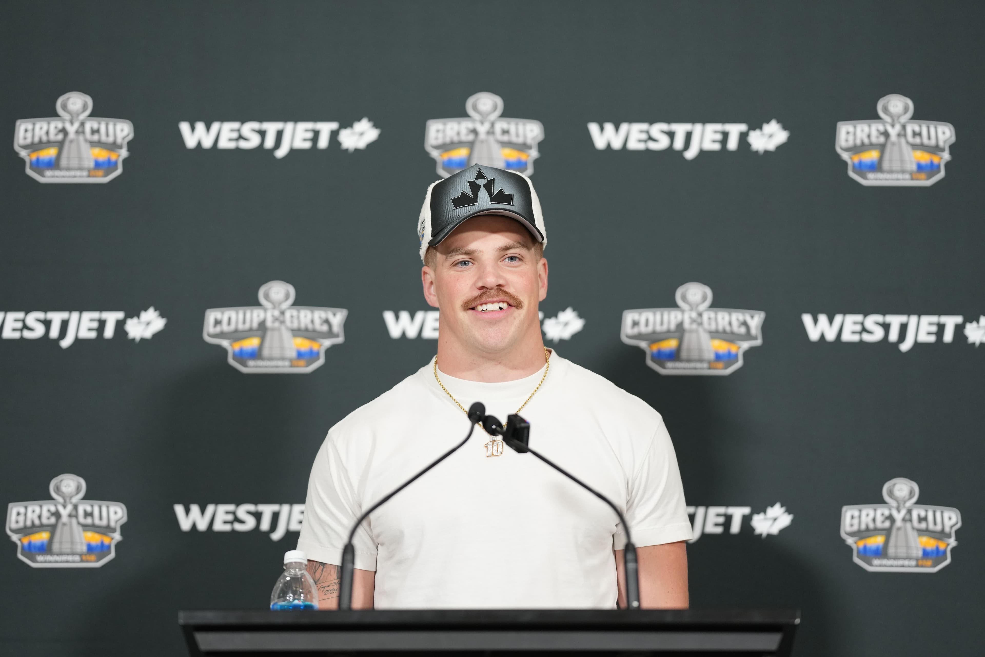 Le quart-arrière des Alouettes de Montréal Davis Alexander a rencontré les médias, le lundi 10 novembre 2025, dès son arrivée à l'aéroport de Winnipeg dans le cadre de la 112e édition de la finale de la Coupe Grey.