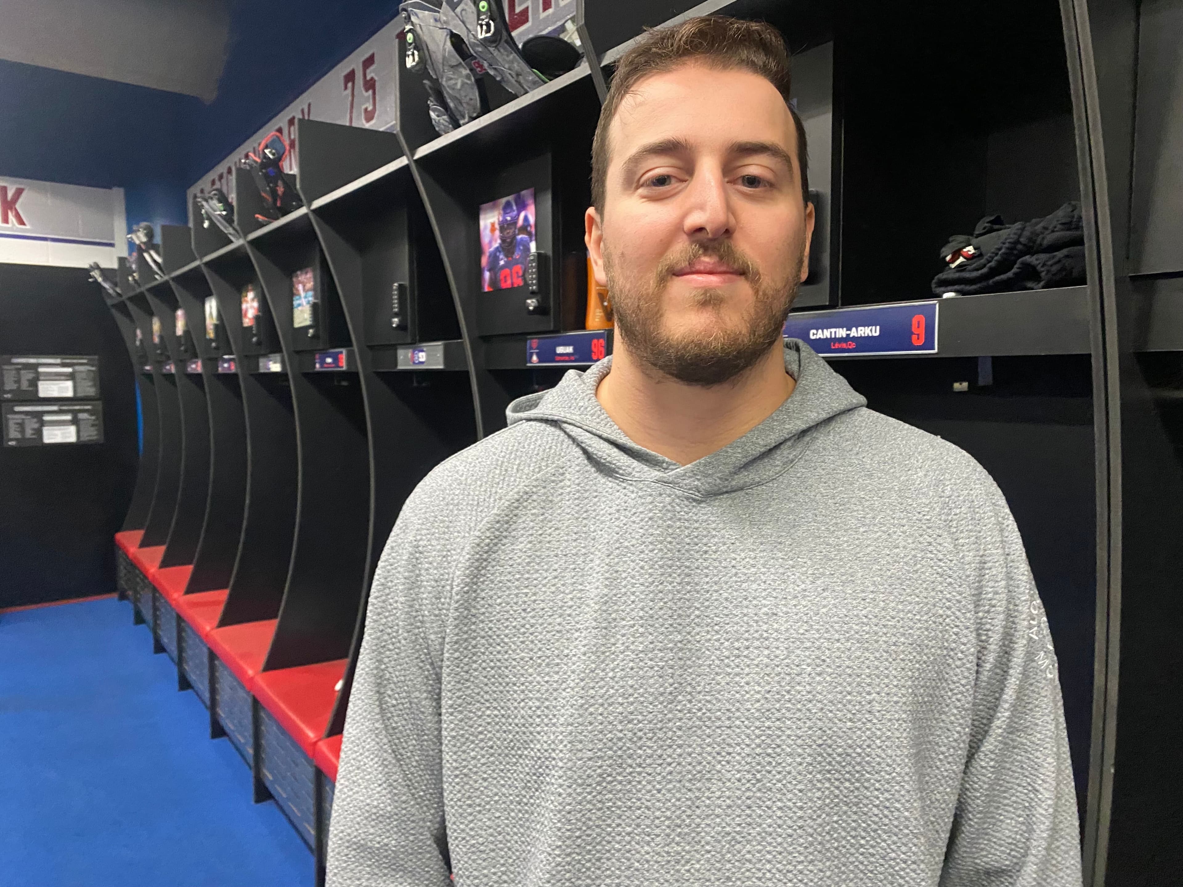 Le Québécois Domenico Manno devient assistant en offensive au sein du personnel d’entraîneurs des Alouettes pour la saison 2026. Il pose dans le vestiaire de l’équipe au stade olympique, le jeudi 5 mars 2026, lors d’une rencontre médiatique avec les entraîneurs.
