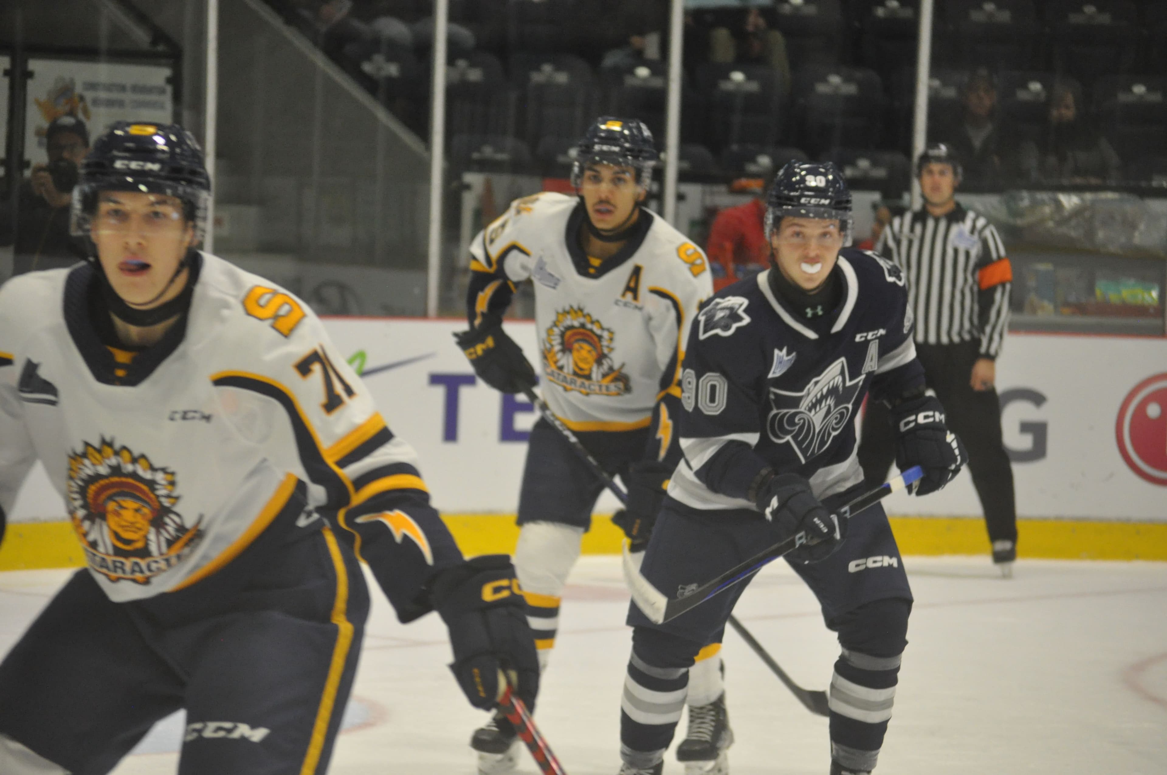 William Dumoulin sera de retour dans l’alignement vendredi. Ici, il est surveillé par deux défenseurs des Cataractes lors d’un match présenté le 3 novembre à Rimouski.
