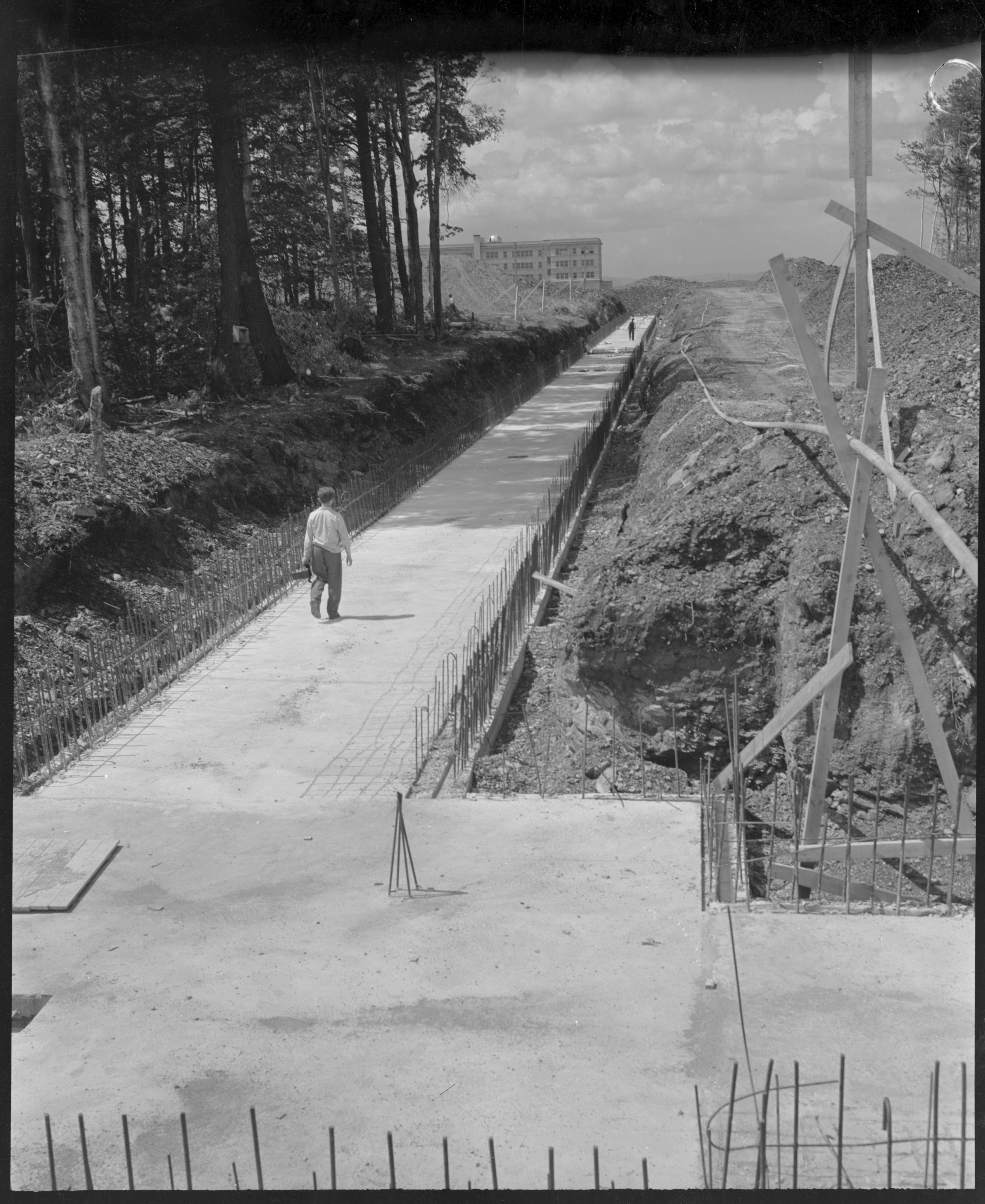 Vue sur un trottoir nouvellement construit le long de la rue de la Médecine.