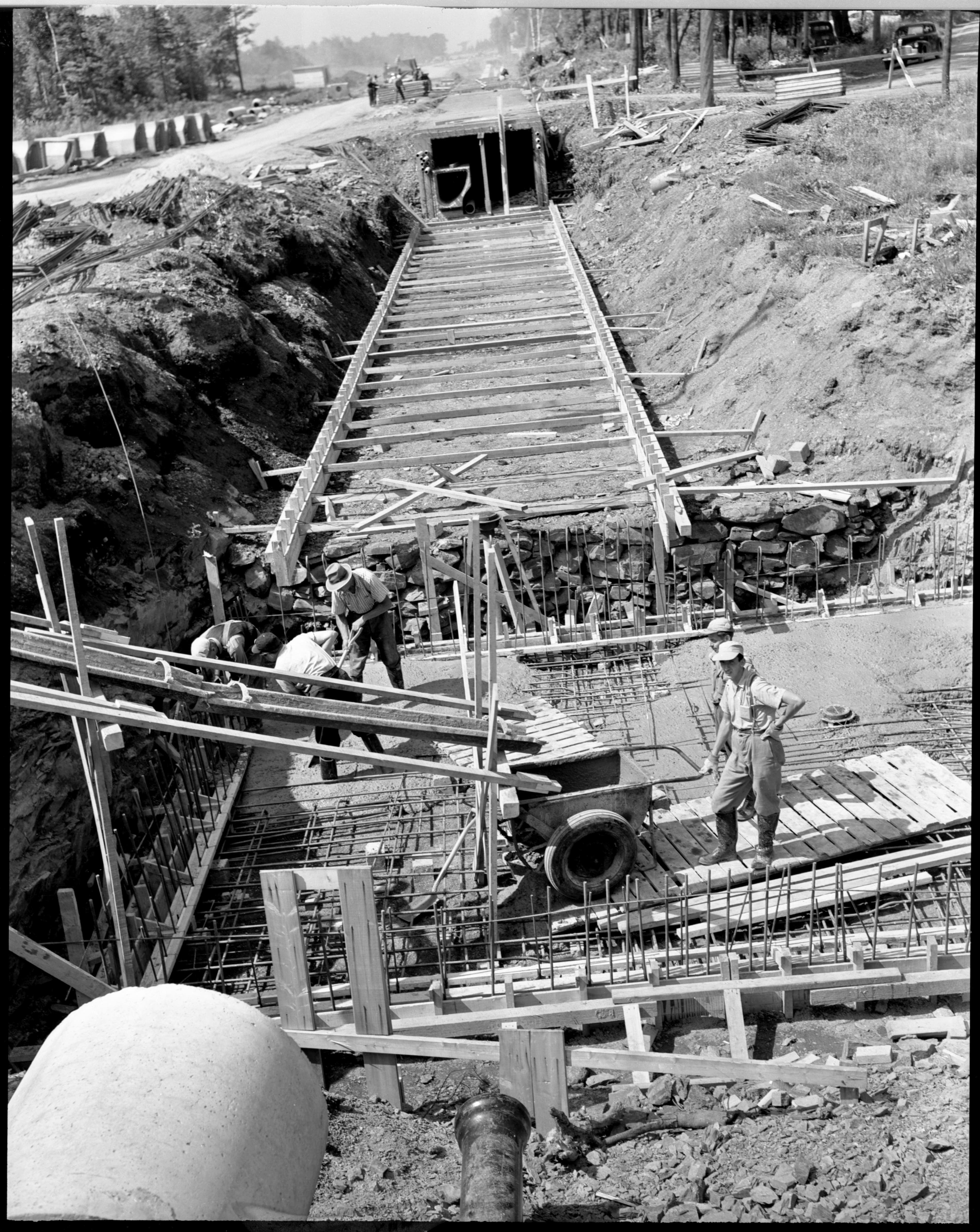 Bétonnage du sol des galeries.