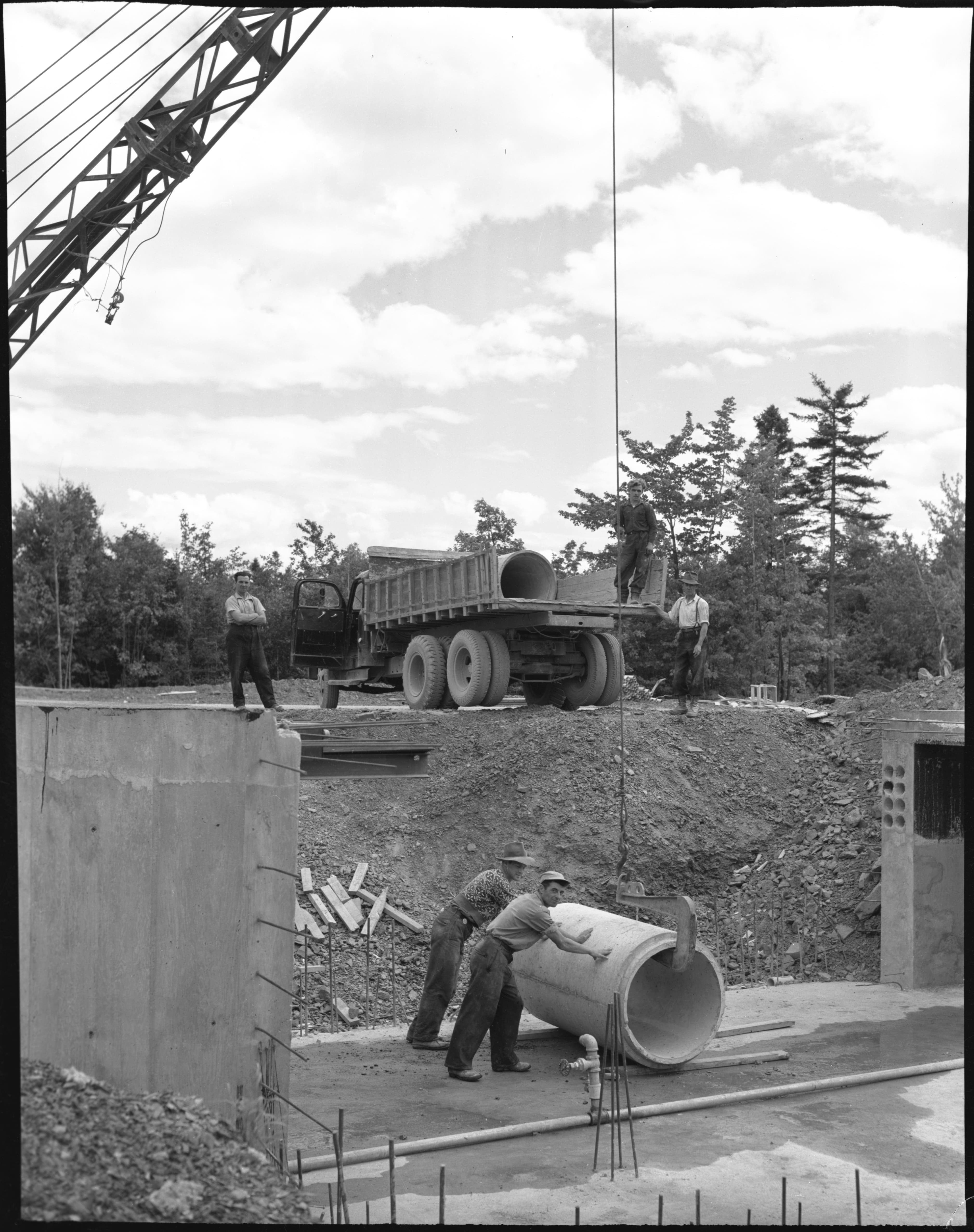 Ouvriers installant des canalisations d’eau.