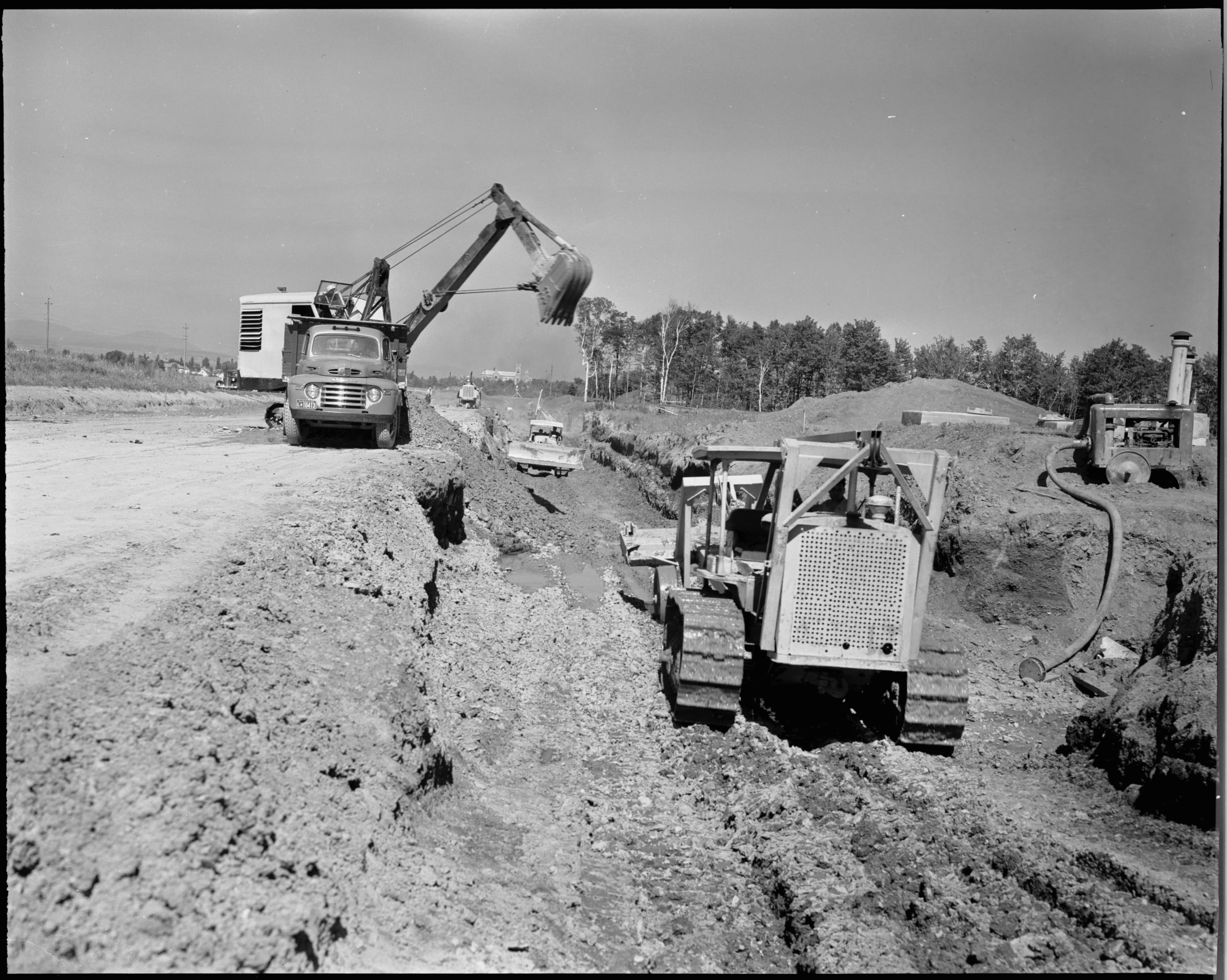 Terrassement par tracteurs et pelle mécanique.