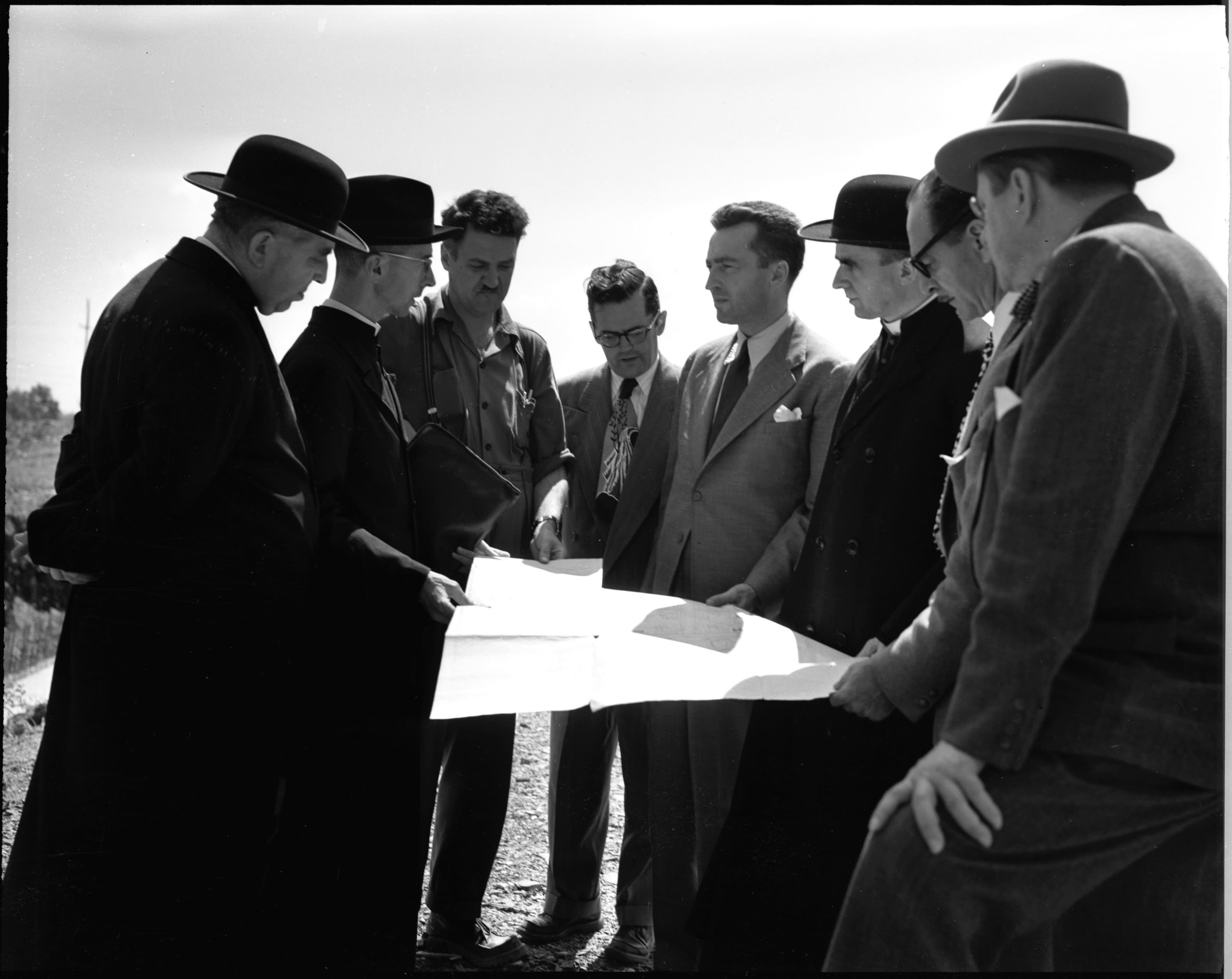 Monseigneur Maurice Roy et autres dignitaires sur le chantier de la cité universitaire.