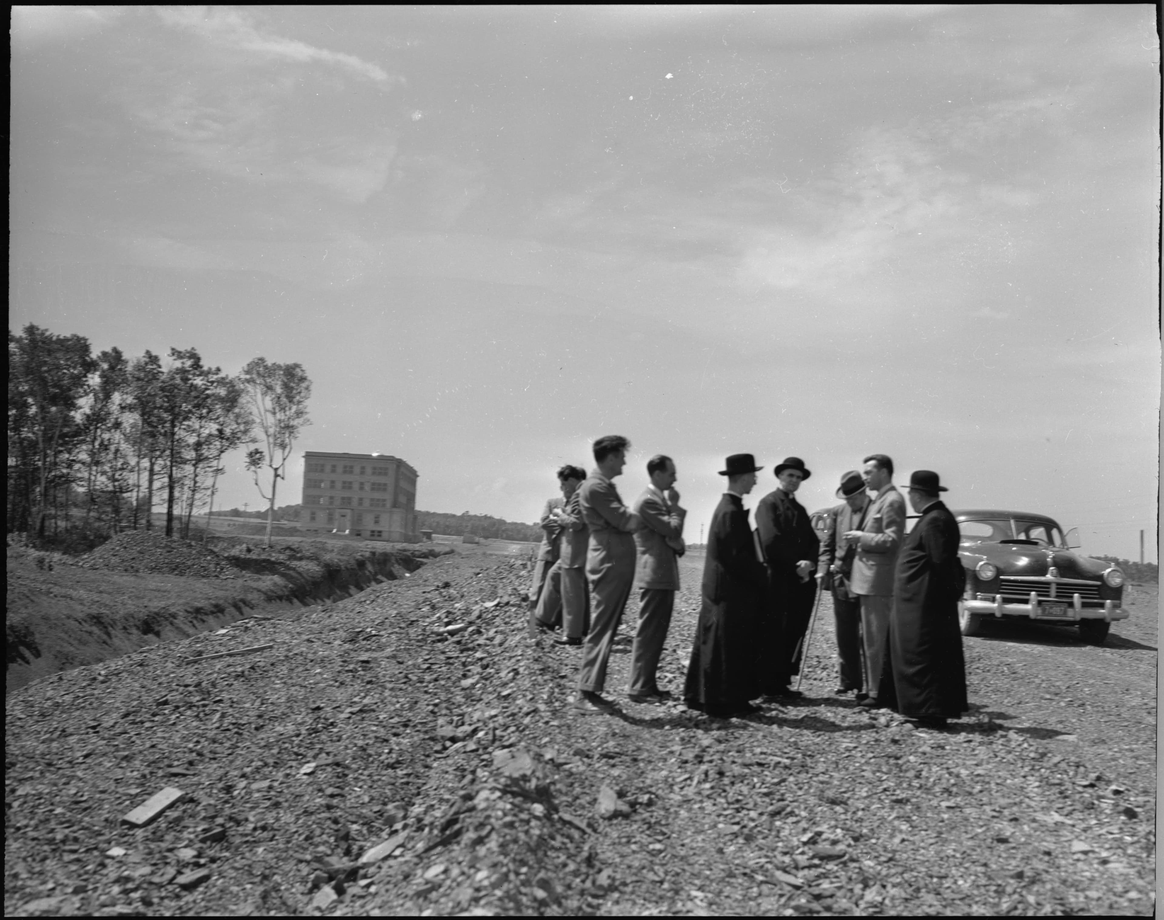 Monseigneur Maurice Roy et autres dignitaires sur le chantier de la cité universitaire, rue de la Terrasse.