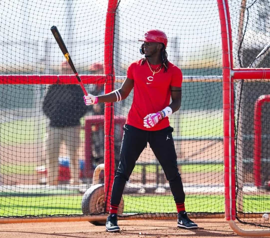 La vedette des Reds de Cincinnati Elly De La Cruz à l’entraînement avec un bâton de baseball de l’entreprise québécoise B45 Baseball.