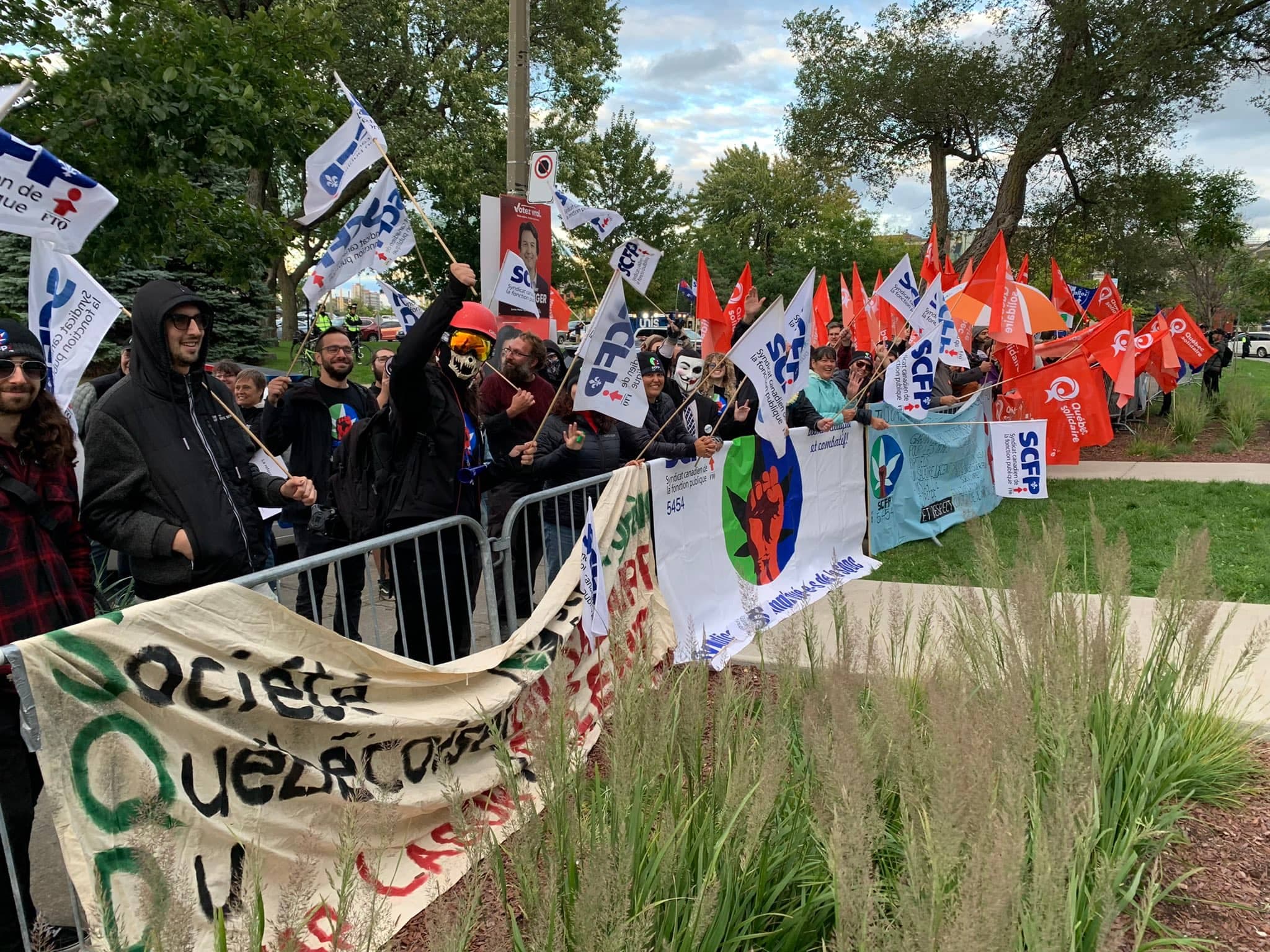 Comité de réception pour les chefs lors du débat de Radio-Canada.