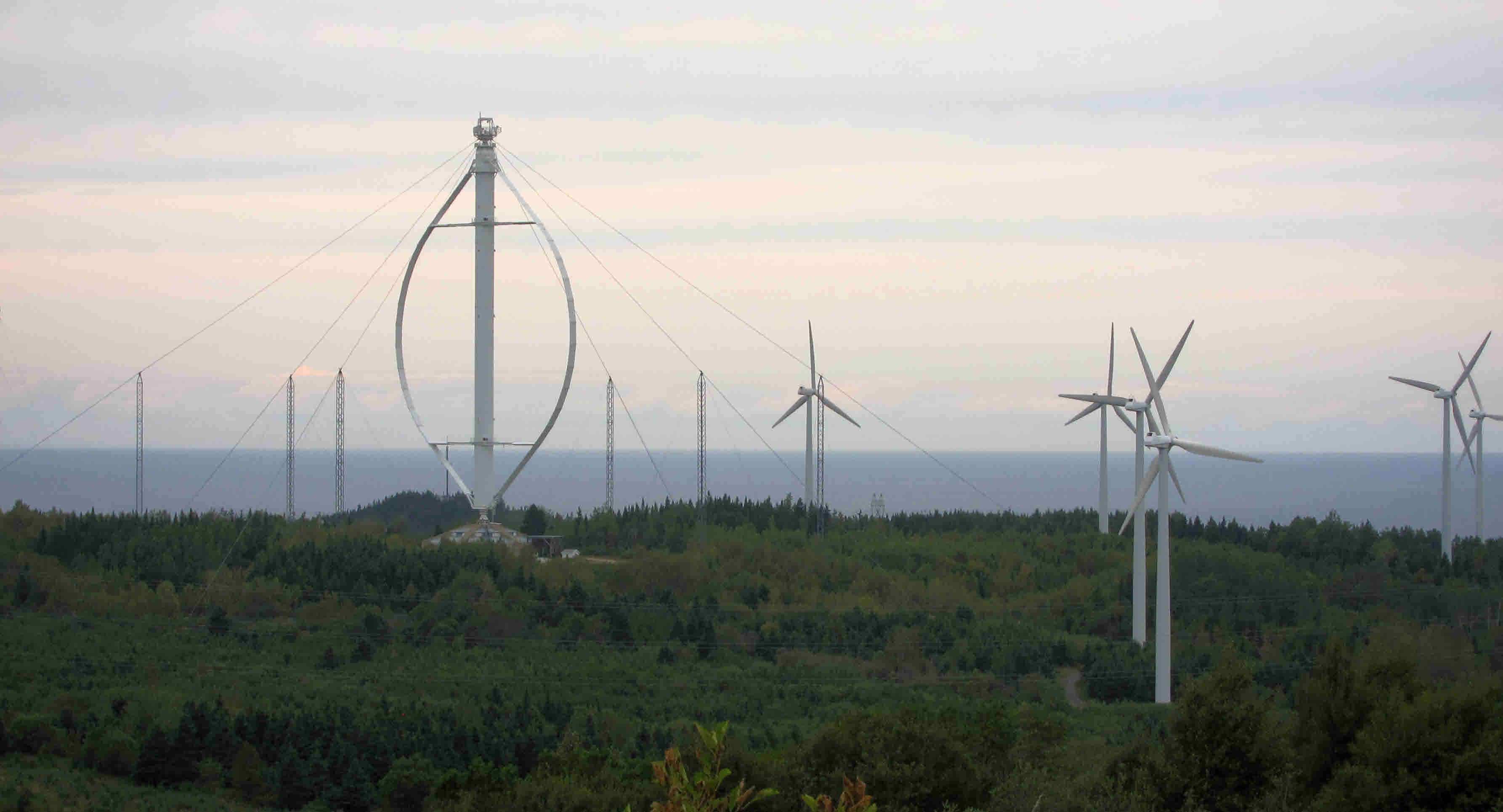 L’éolienne verticale historique de Cap-Chat domine le parc Le Nordais, en Gaspésie.