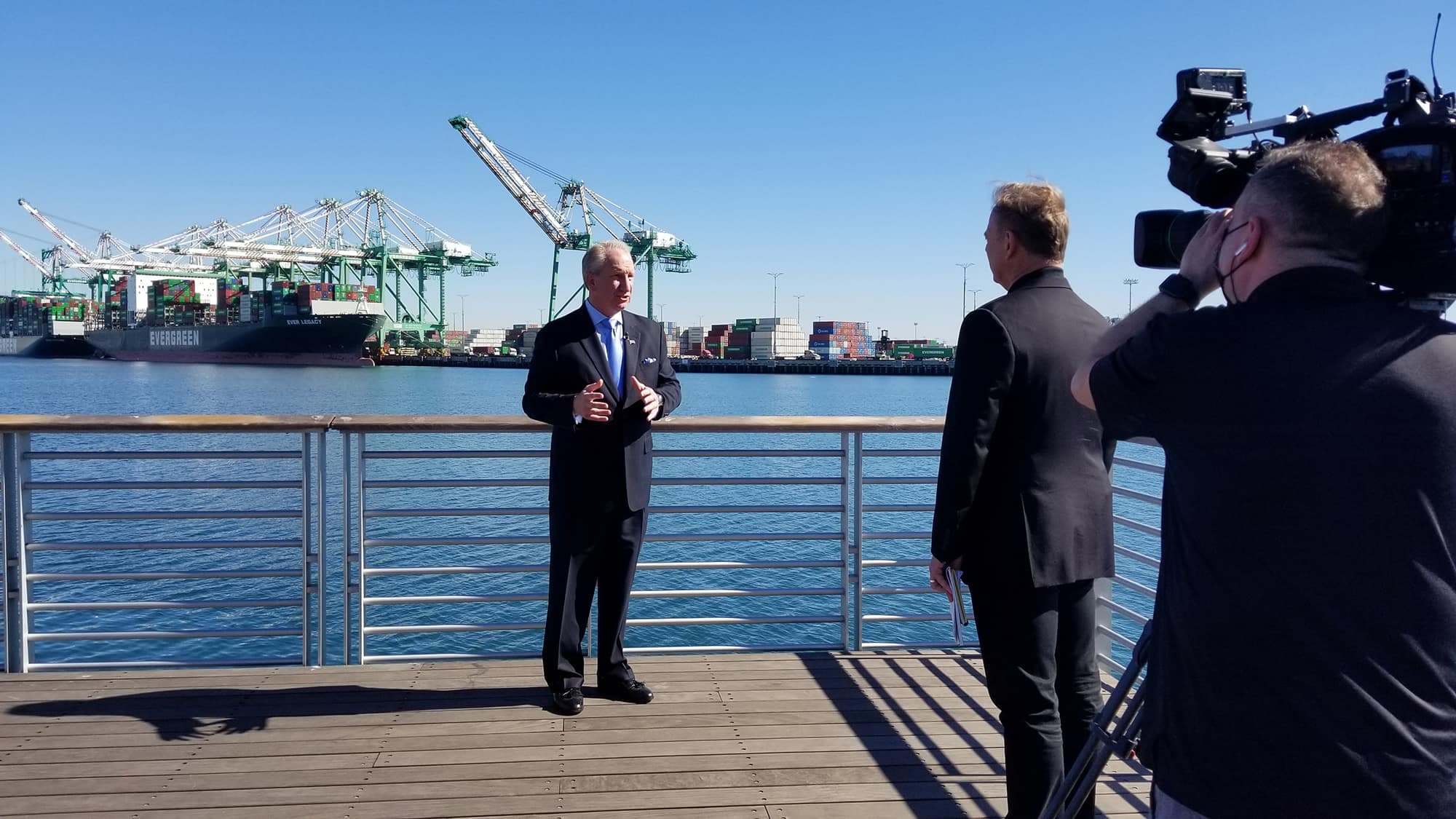Eugene Seroka, devant le port de Los Angeles.
