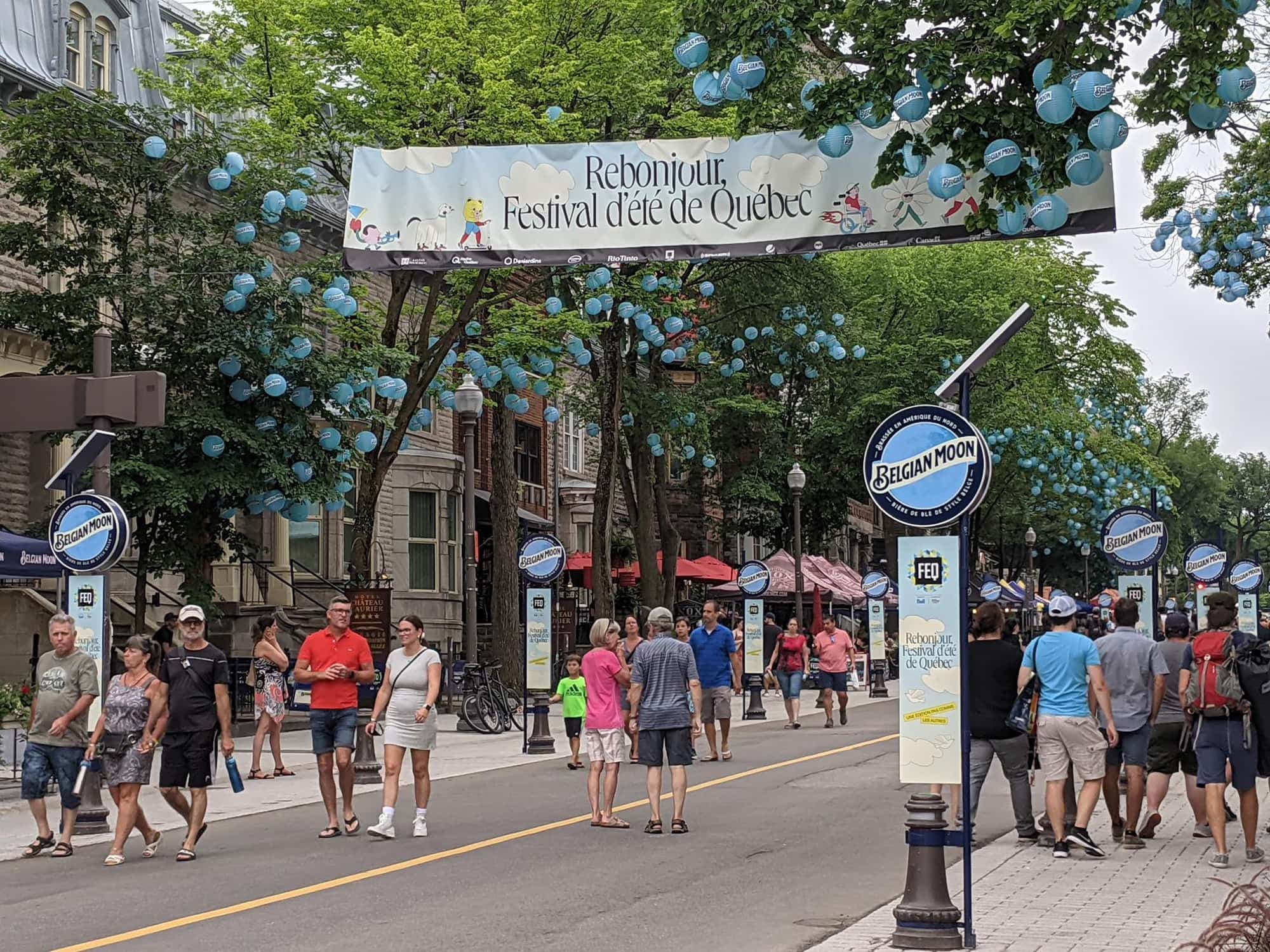 Les festivaliers sont de retour sur la Grande Allée, mais pas en aussi grand nombre qu’avant la pandémie.