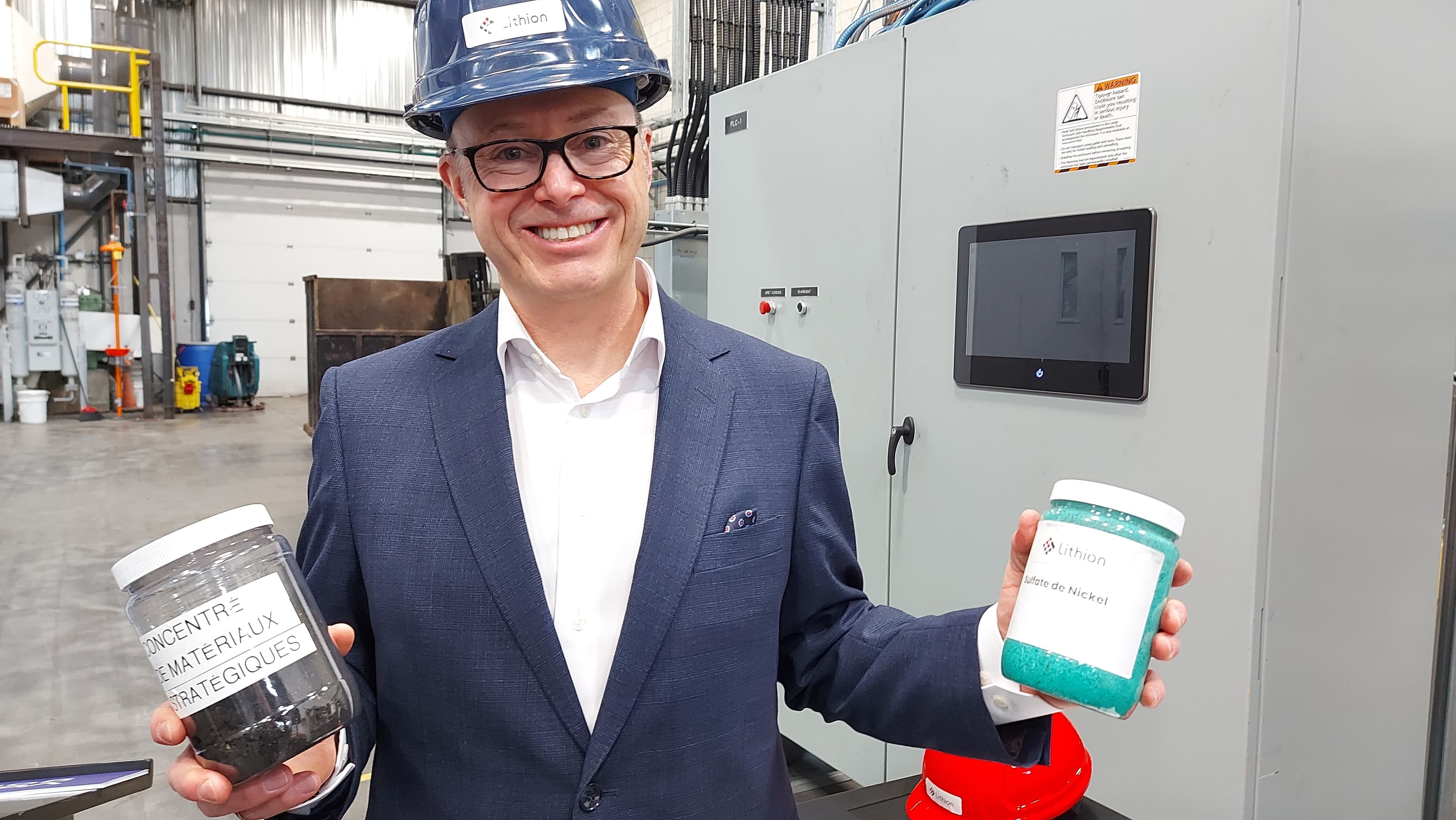 Benoit Couture, président de Recyclage Lithion, a expliqué aujourd'hui en conférence de presse comment la technologie qu’il a développée arrive à récupérer les matériaux critiques des batteries pour les transformer en poudre réutilisable.