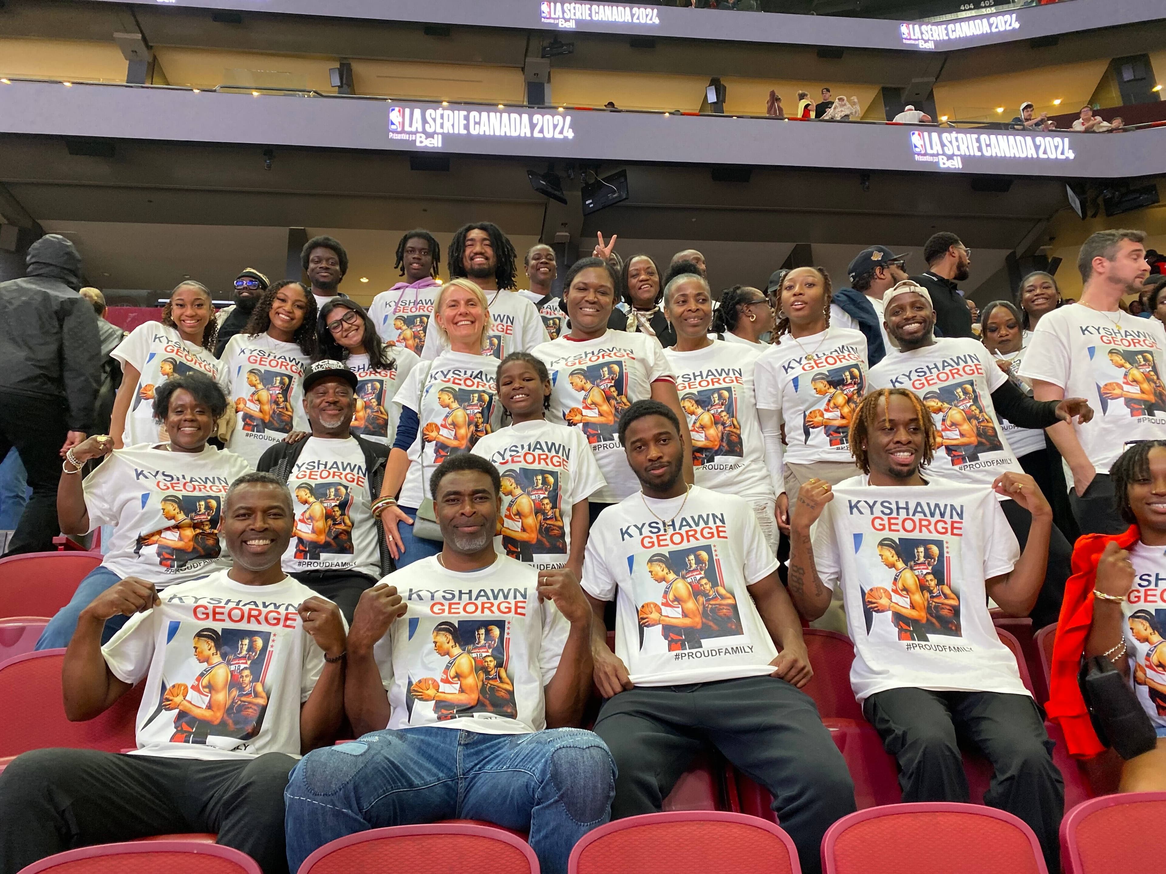 La famille de Kyshawn George, dont le père Deon (première rangée et deuxième à partir de la gauche), était heureuse de supporter le joueur des Wizards de Washington, le dimanche 6 octobre 2024, lors d'un match préparatoire de la NBA présenté au Centre Bell.