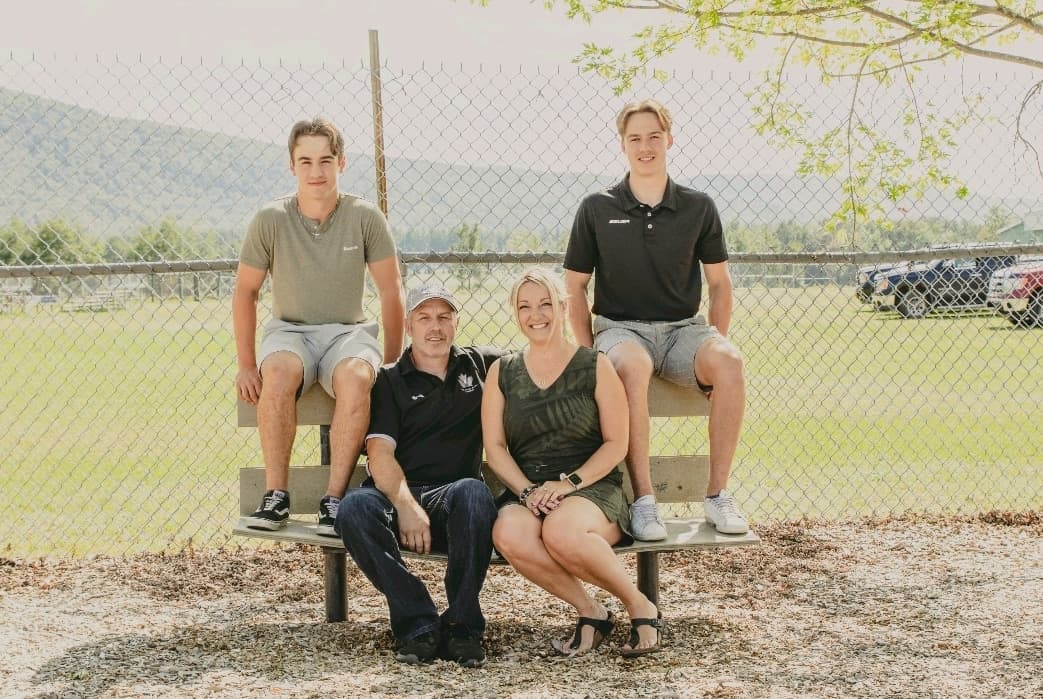 Les frères Josh et Bradly sont accompagnés de leurs parents, John Nadeau et Manon Oakes.