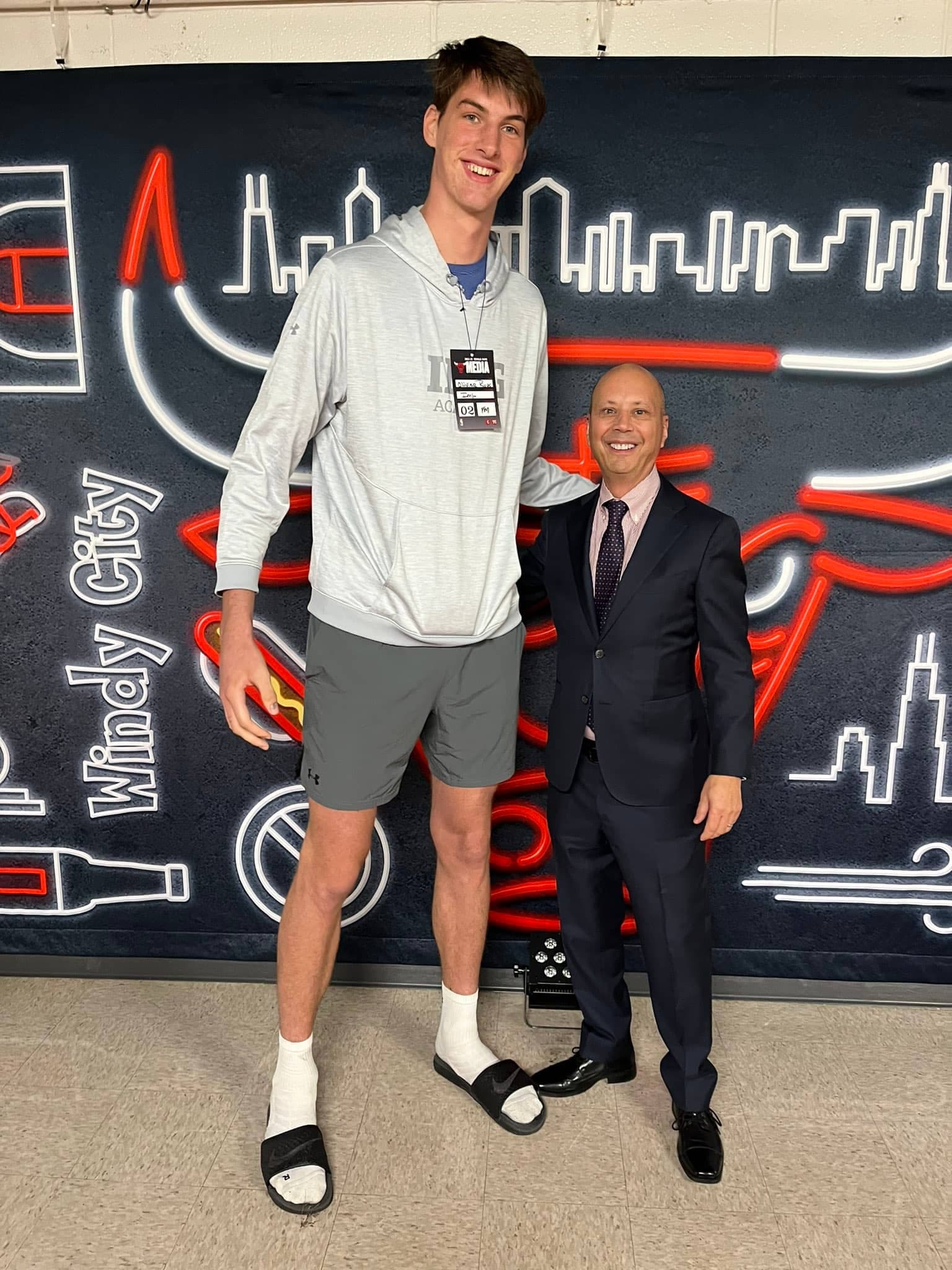 La photo d’Olivier Rioux, basketteur québécois mesurant 7 pieds et six pouces, aux côtés du commentateur Chuck Swirsky, a rapidement fait le tour de la toile.