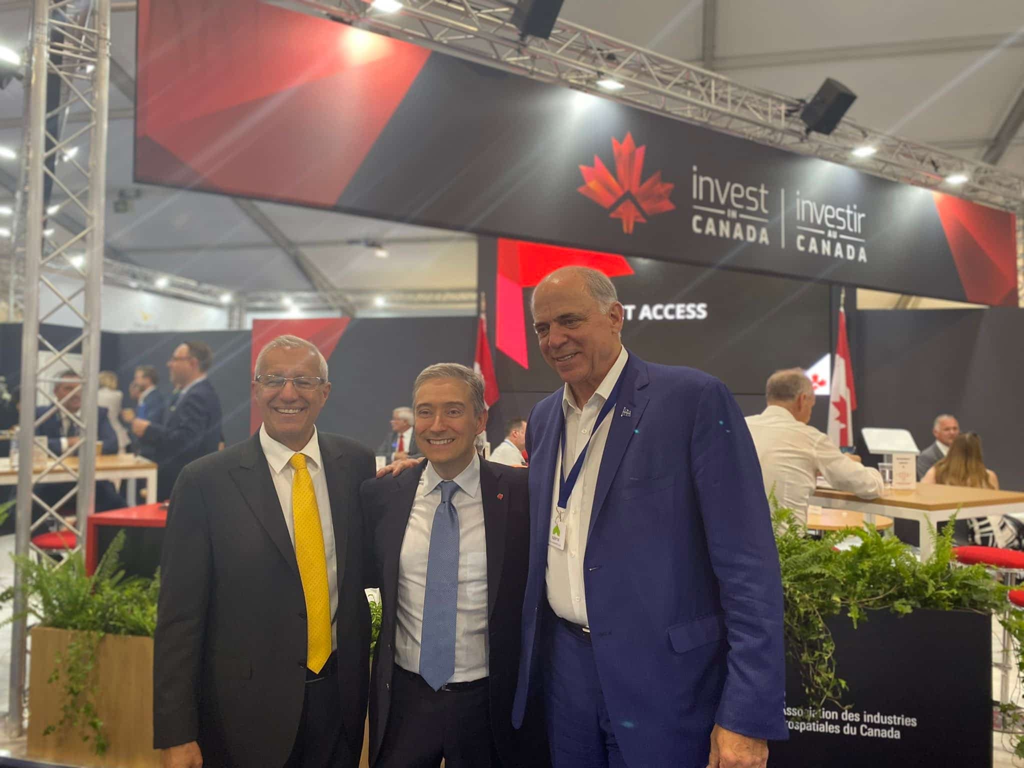 Le ministre Pierre Fitzgibbon (à droite), accompagné de ses homologues de l'Ontario, Victor Fedeli (à gauche), et du Canada, François-Philippe Champagne, lors du salon de Farnborough, en juillet 2022.